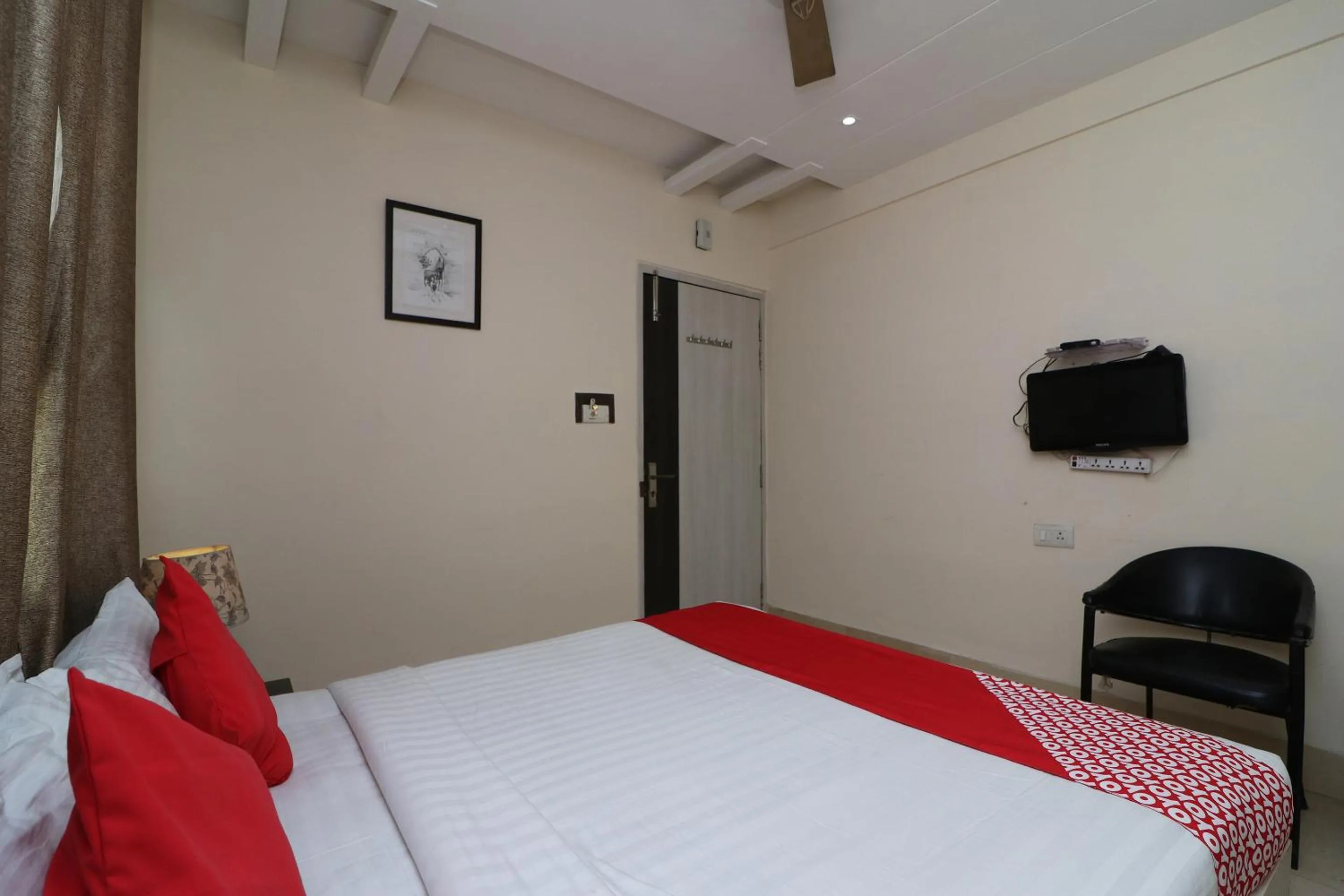 Bedroom, Bed in Hotel Mandiram