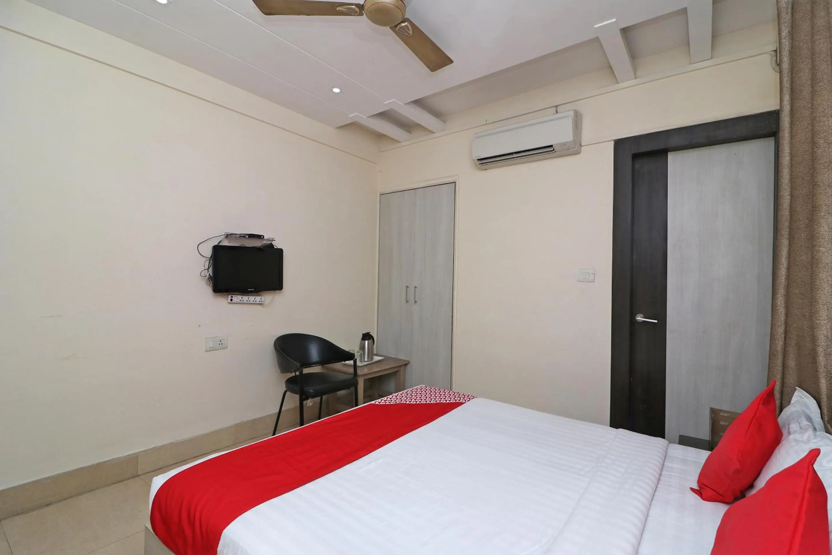 Bedroom, Bed in Hotel Mandiram