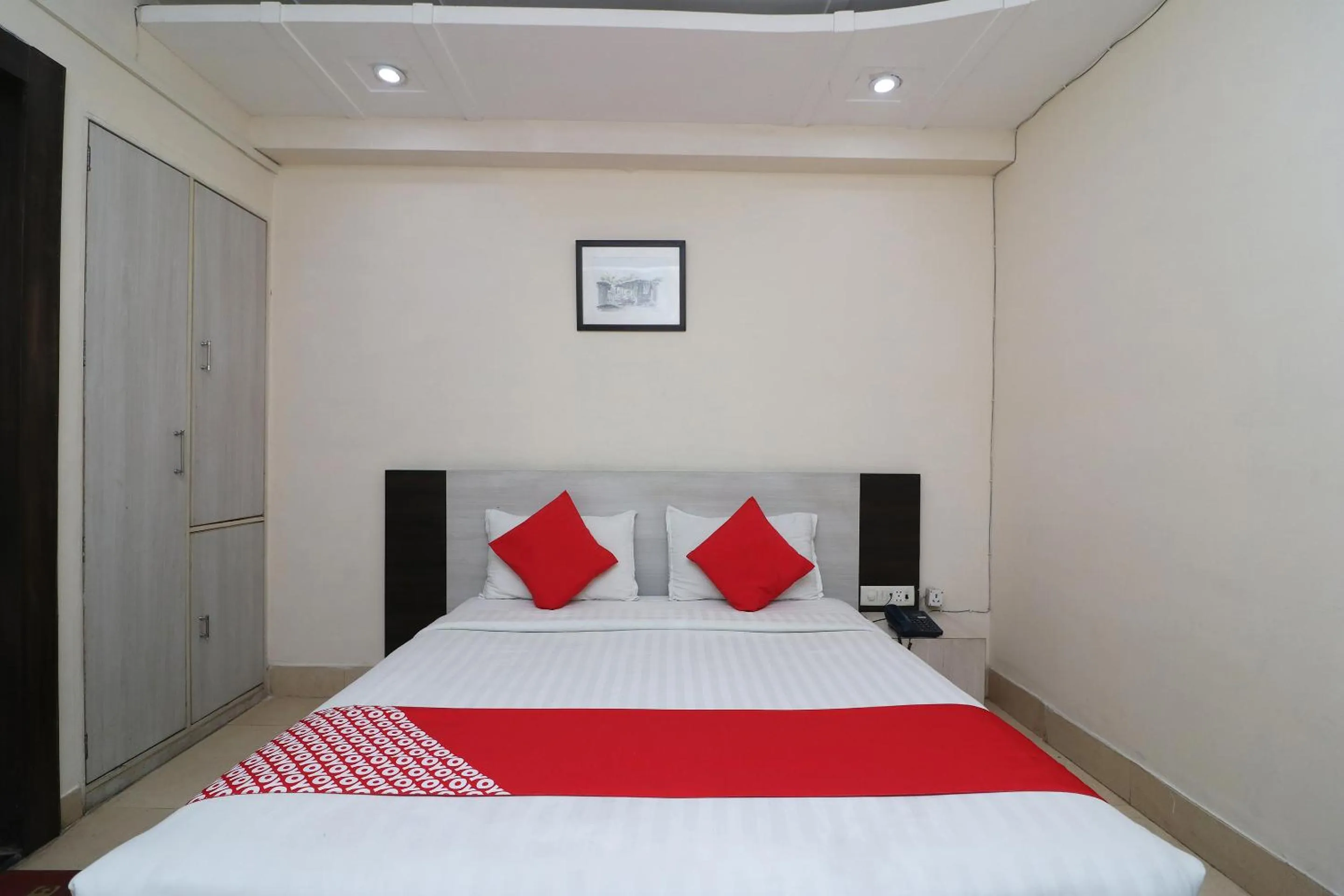 Bedroom, Bed in Hotel Mandiram