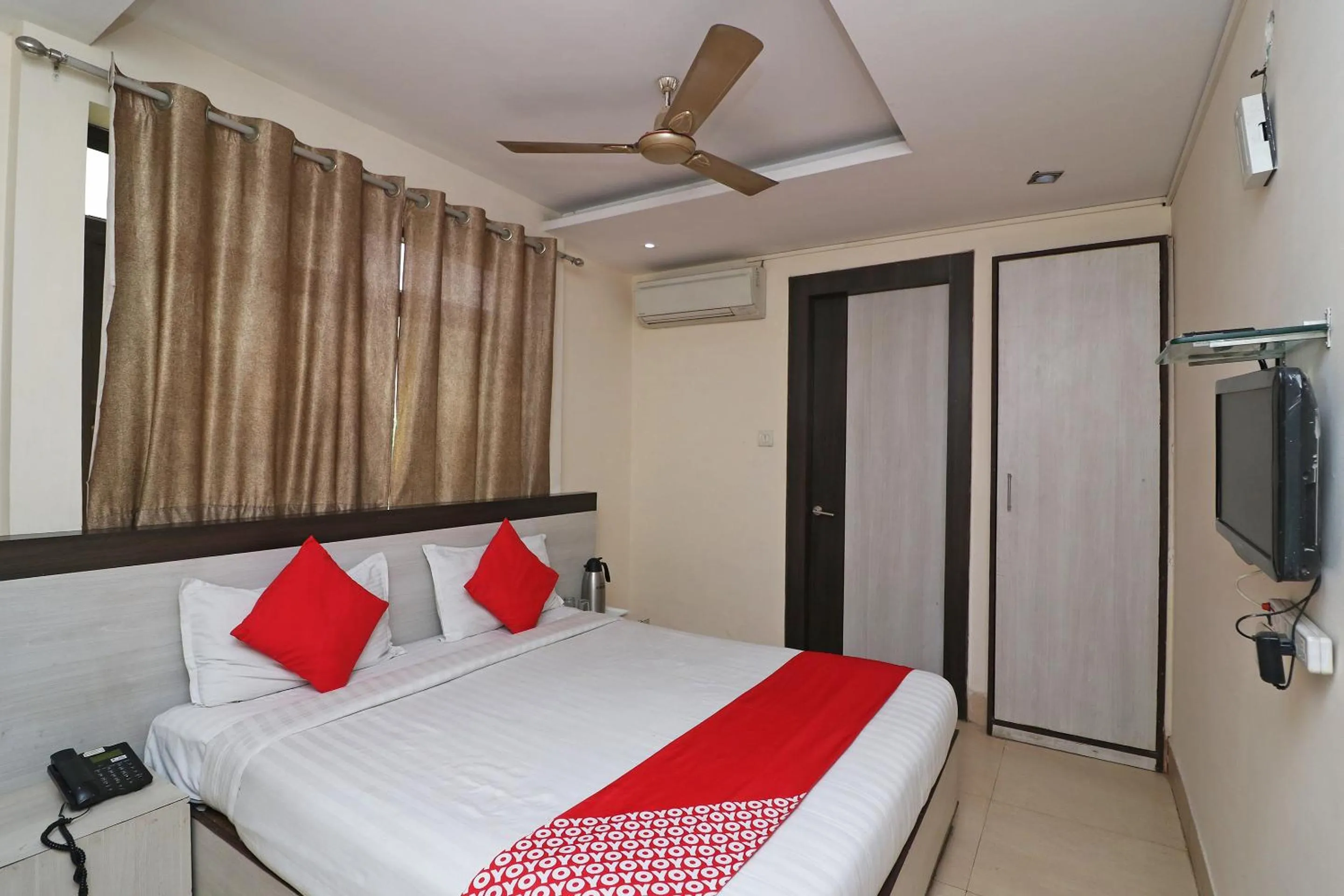 Living room, Bed in Hotel Mandiram