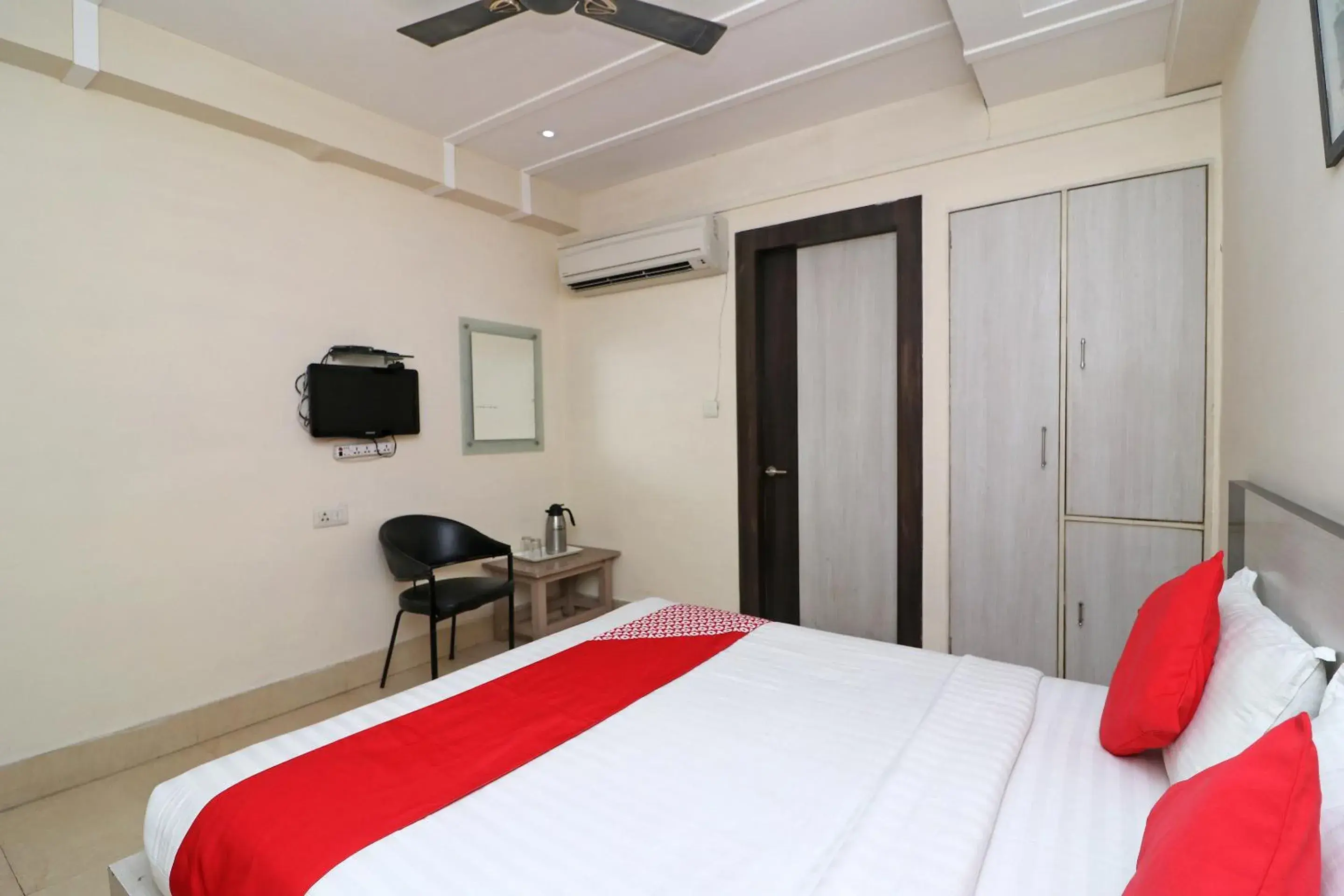 Bedroom, Bed in Hotel Mandiram Bedroom, Bed in Hotel Mandiram