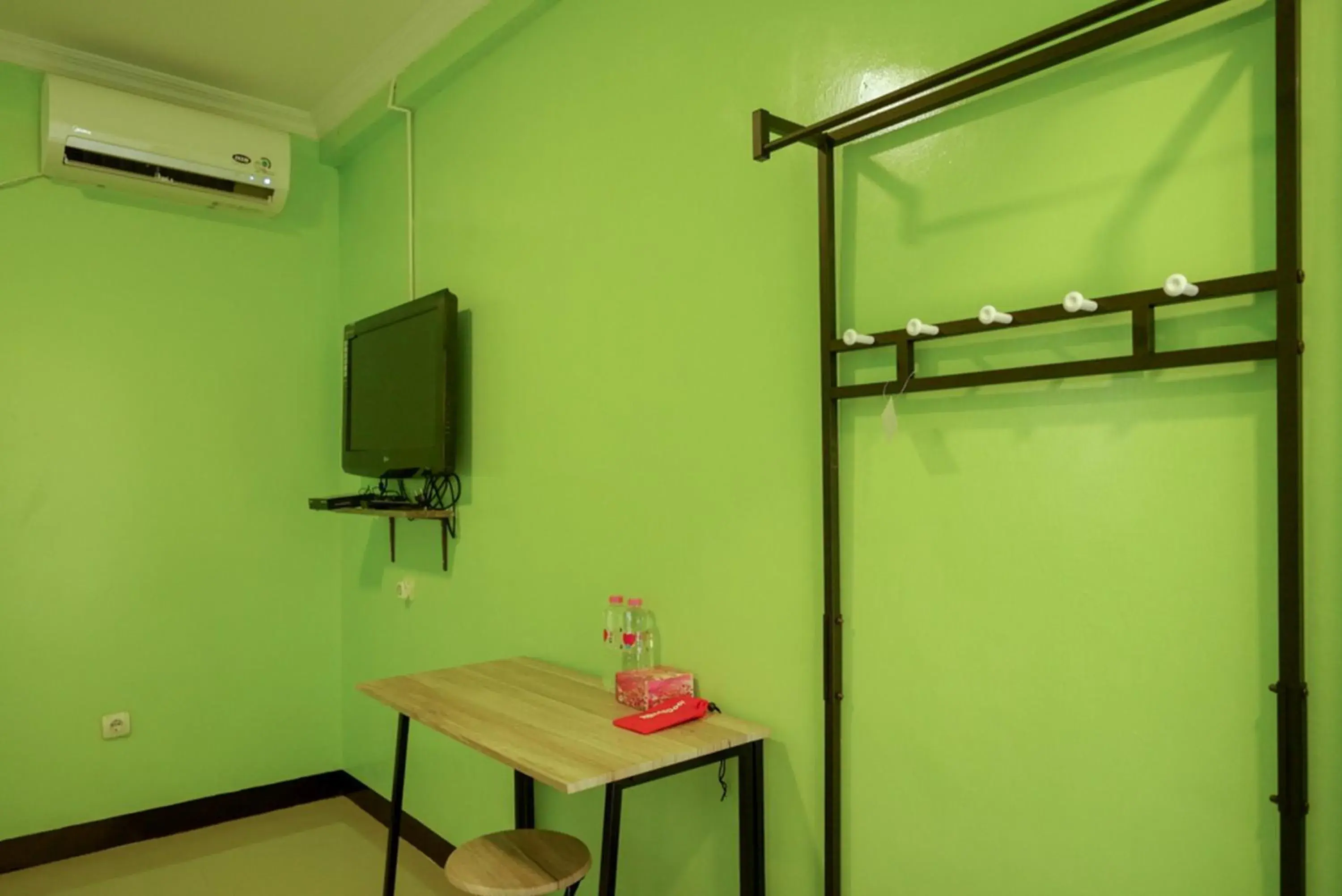 TV and multimedia in RedDoorz @ Jalan Gatot Subroto Semarang TV and multimedia in RedDoorz @ Jalan Gatot Subroto Semarang