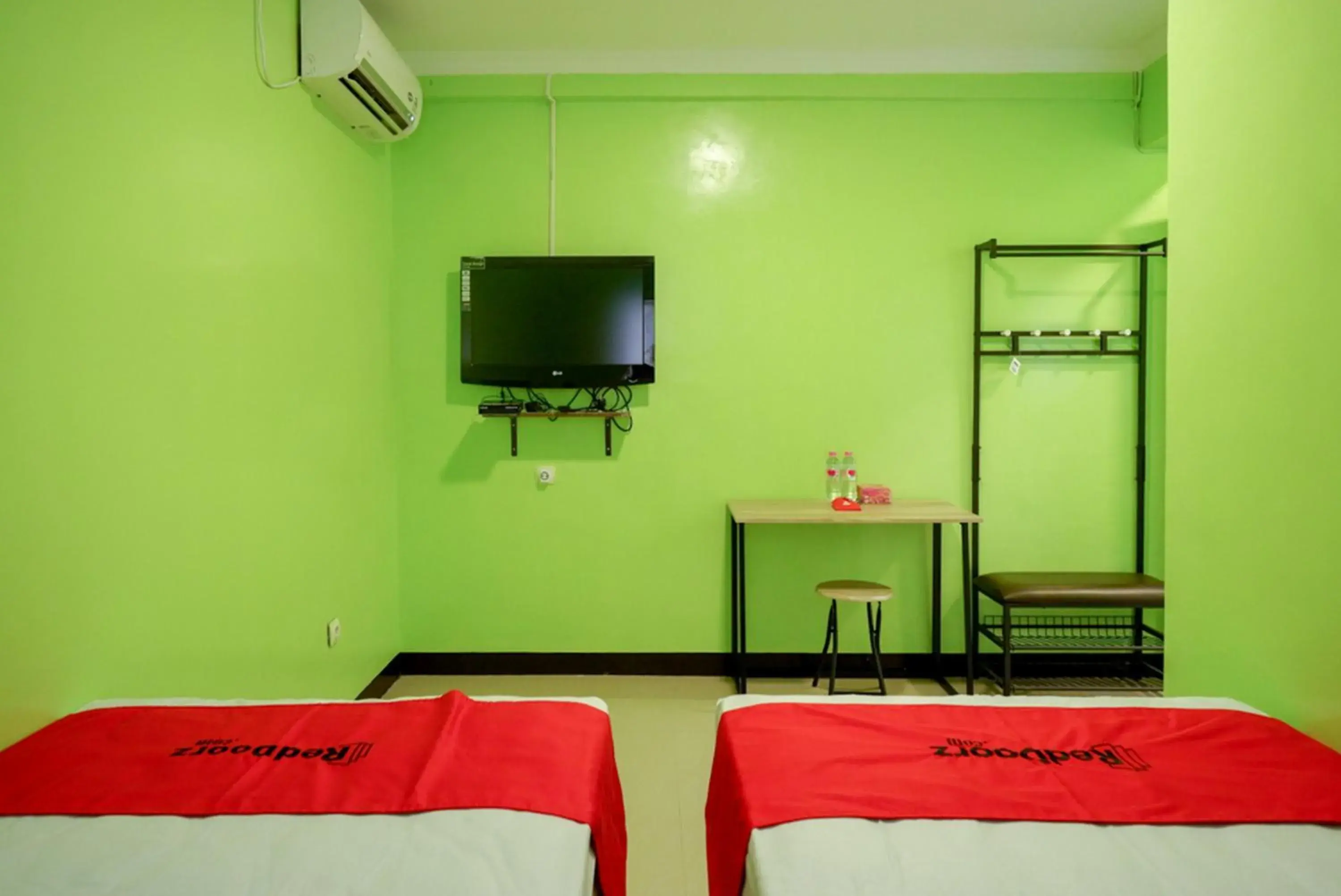 Bed in RedDoorz @ Jalan Gatot Subroto Semarang Bed in RedDoorz @ Jalan Gatot Subroto Semarang