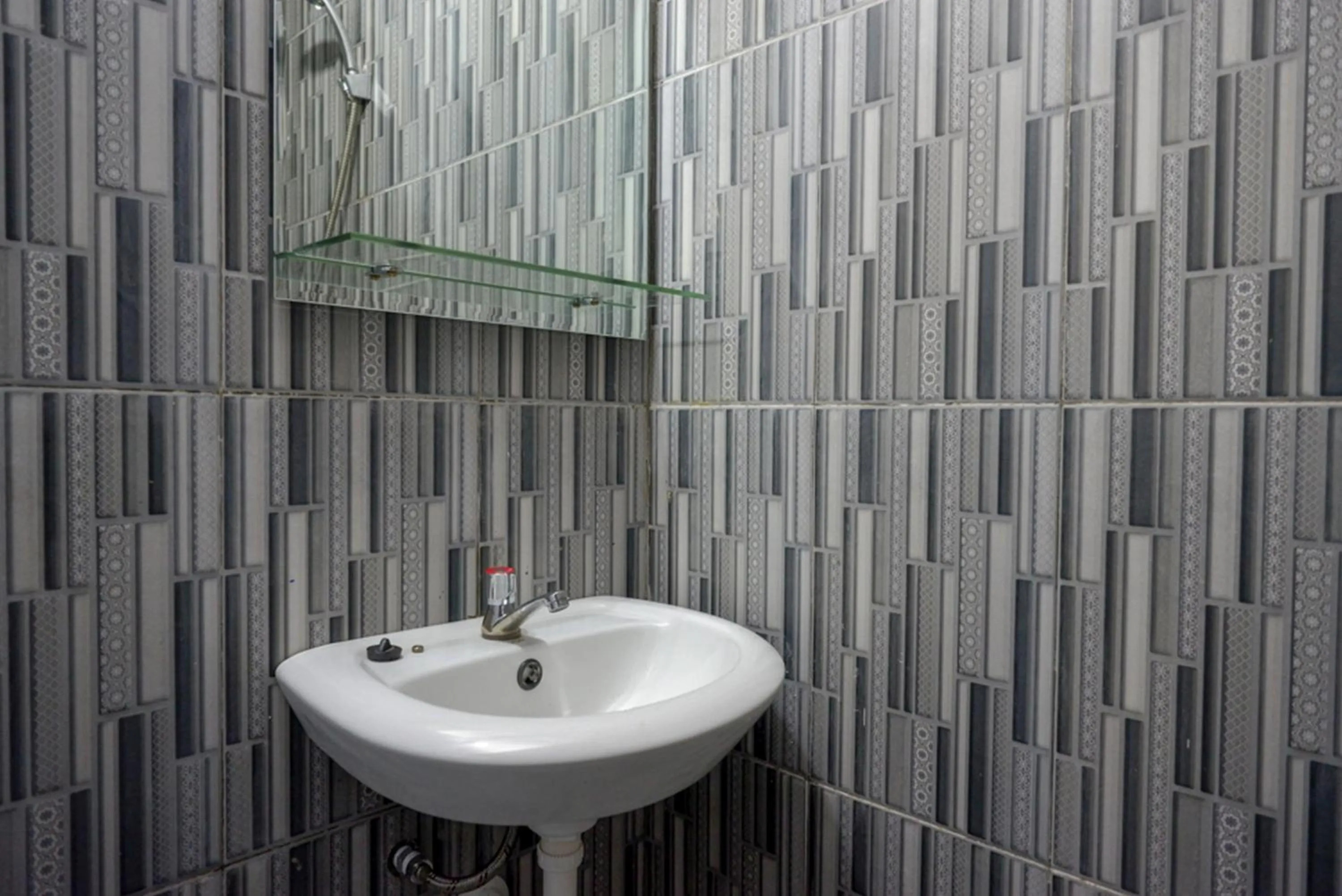 Bathroom in RedDoorz @ Jalan Gatot Subroto Semarang