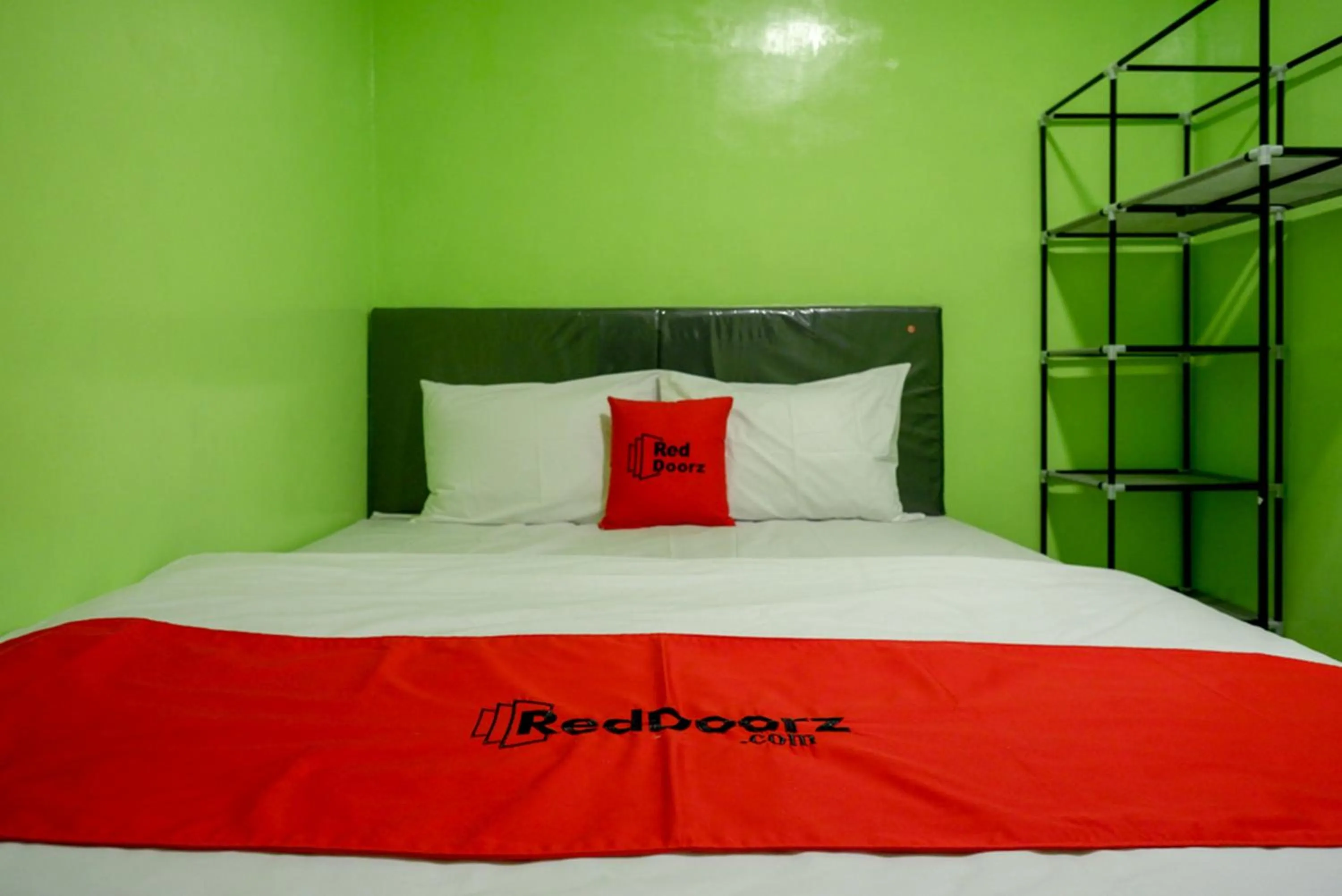 Bedroom, Bed in RedDoorz @ Jalan Gatot Subroto Semarang