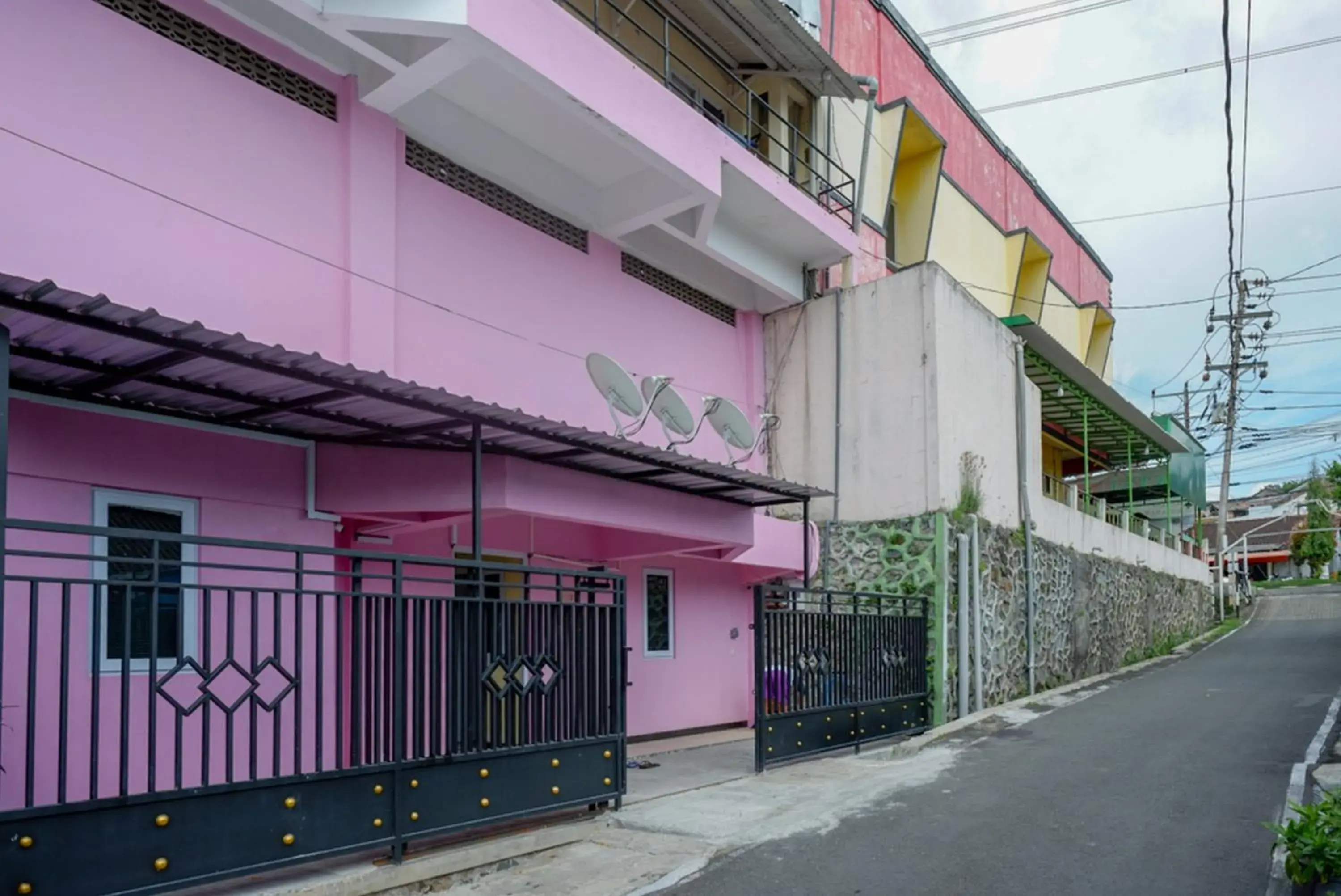 Facade/entrance in RedDoorz @ Jalan Gatot Subroto Semarang Facade/entrance in RedDoorz @ Jalan Gatot Subroto Semarang