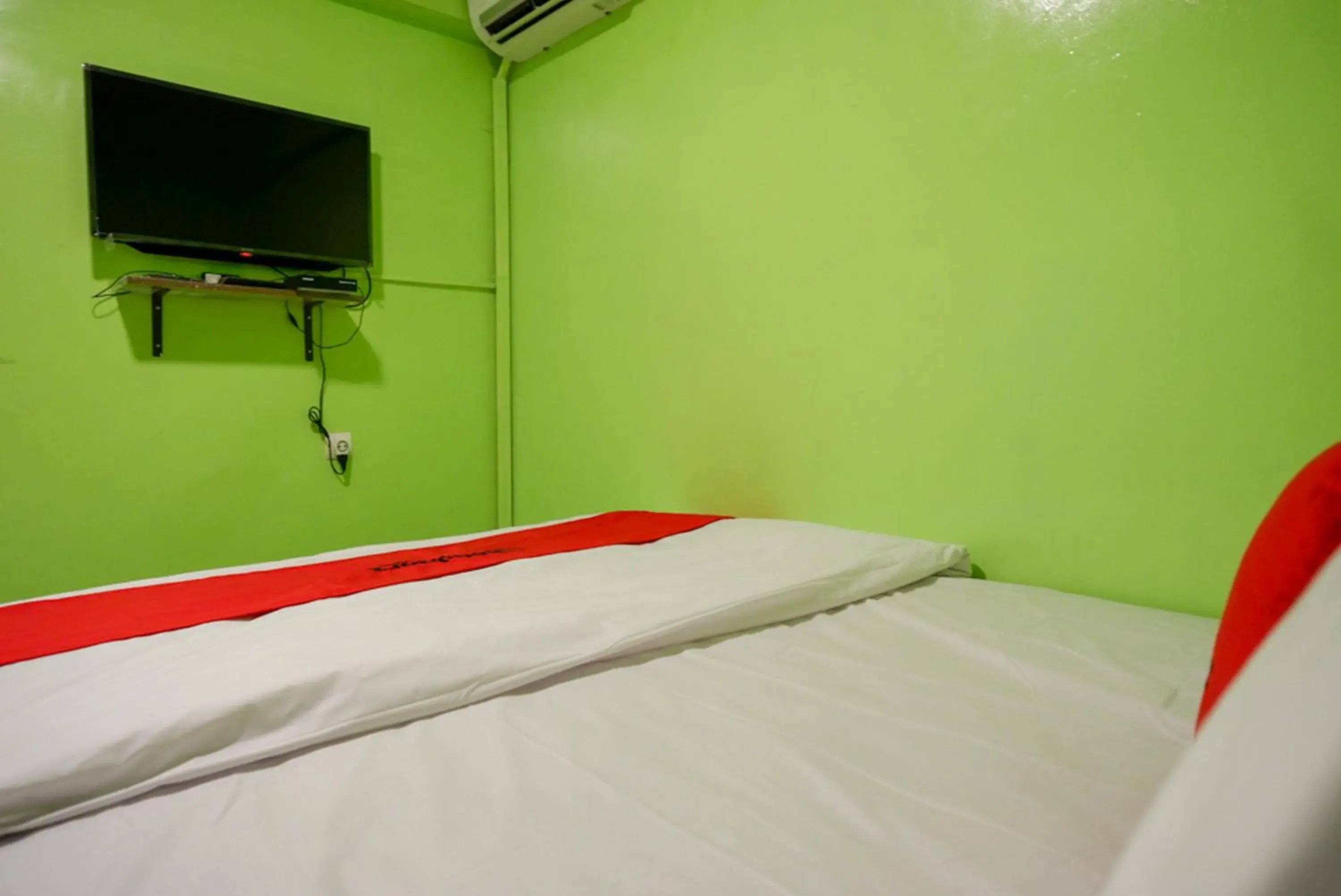 TV and multimedia, Bed in RedDoorz @ Jalan Gatot Subroto Semarang TV and multimedia, Bed in RedDoorz @ Jalan Gatot Subroto Semarang