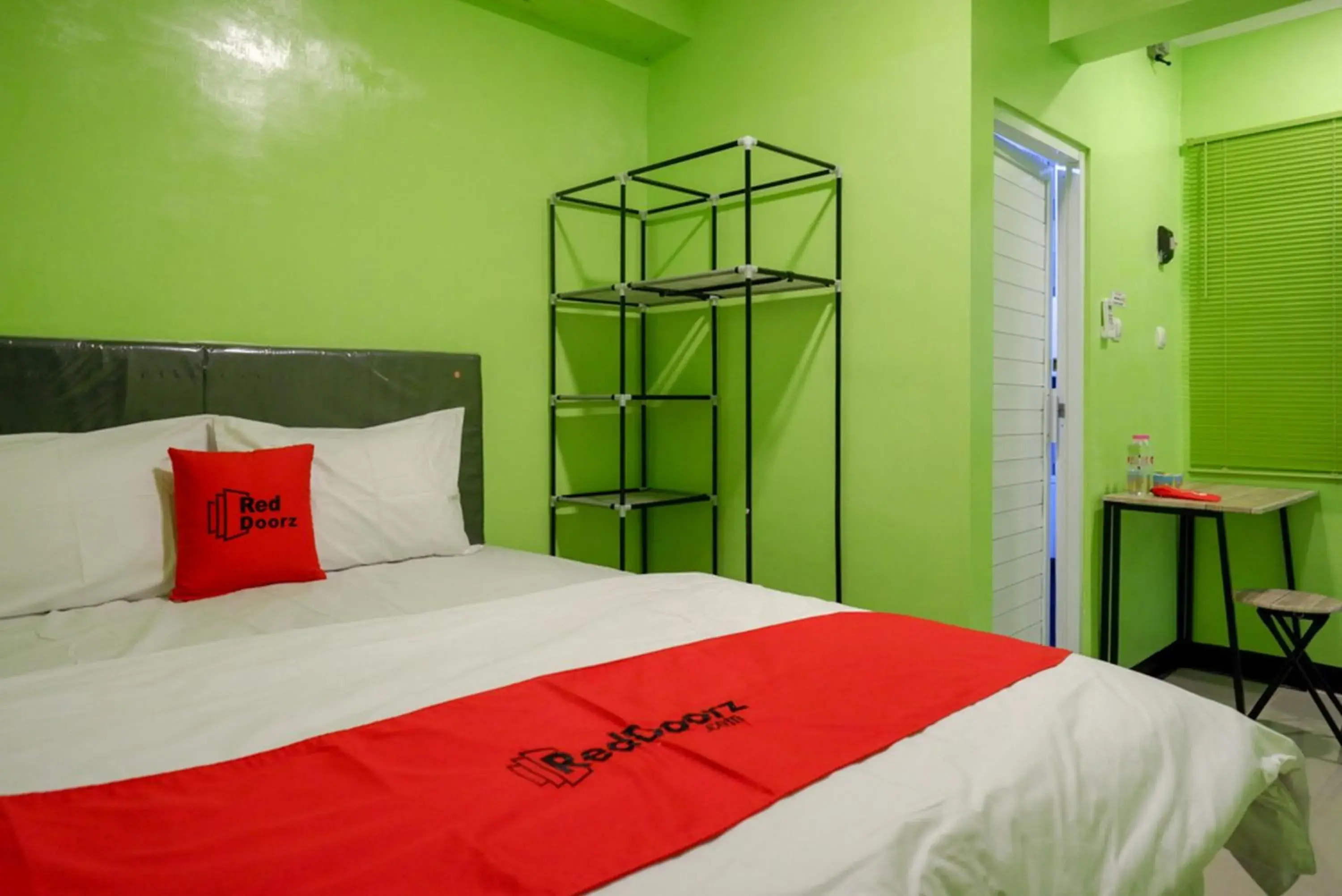 Bed in RedDoorz @ Jalan Gatot Subroto Semarang Bed in RedDoorz @ Jalan Gatot Subroto Semarang