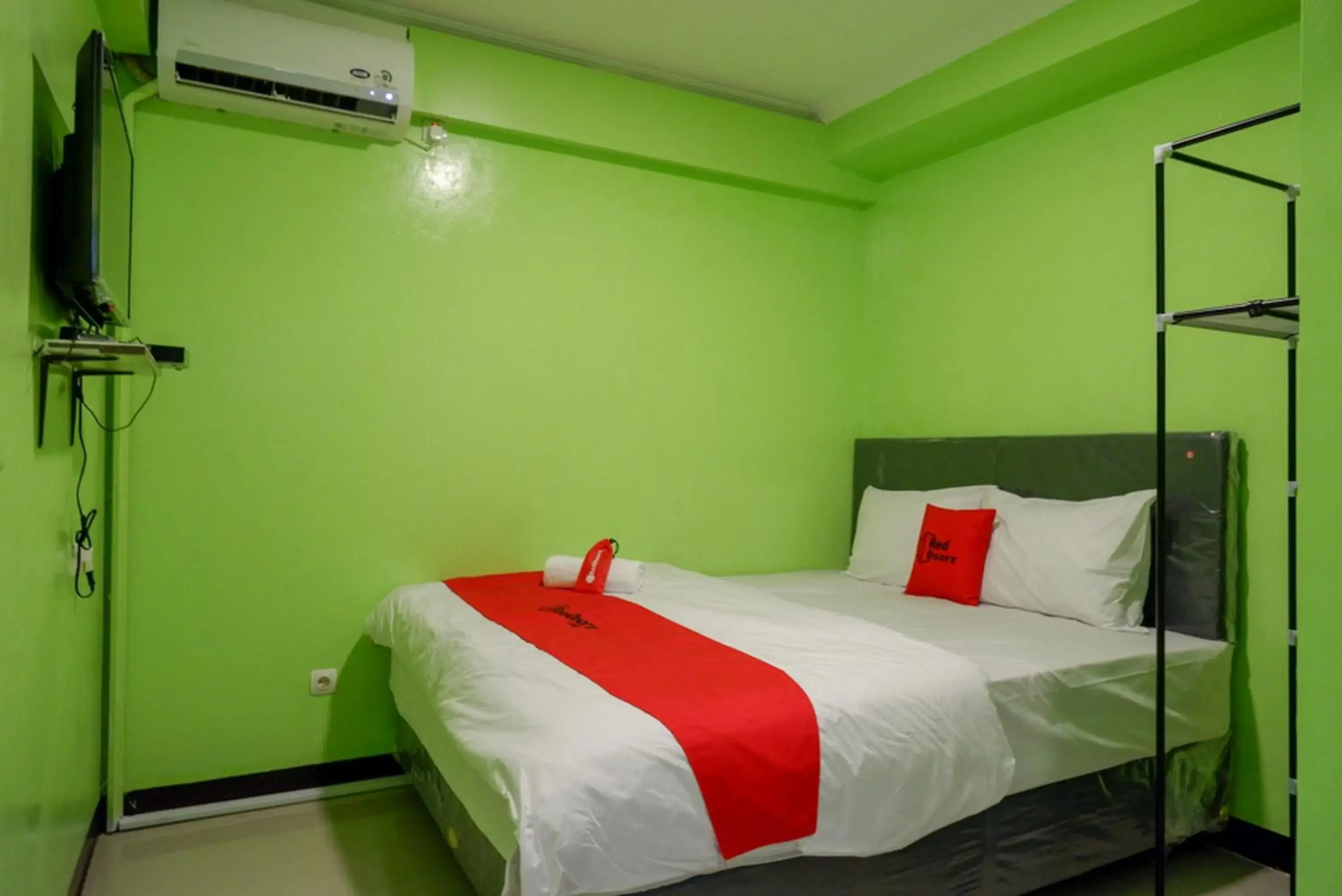 RedDoorz @ Jalan Gatot Subroto Semarang RedDoorz @ Jalan Gatot Subroto Semarang