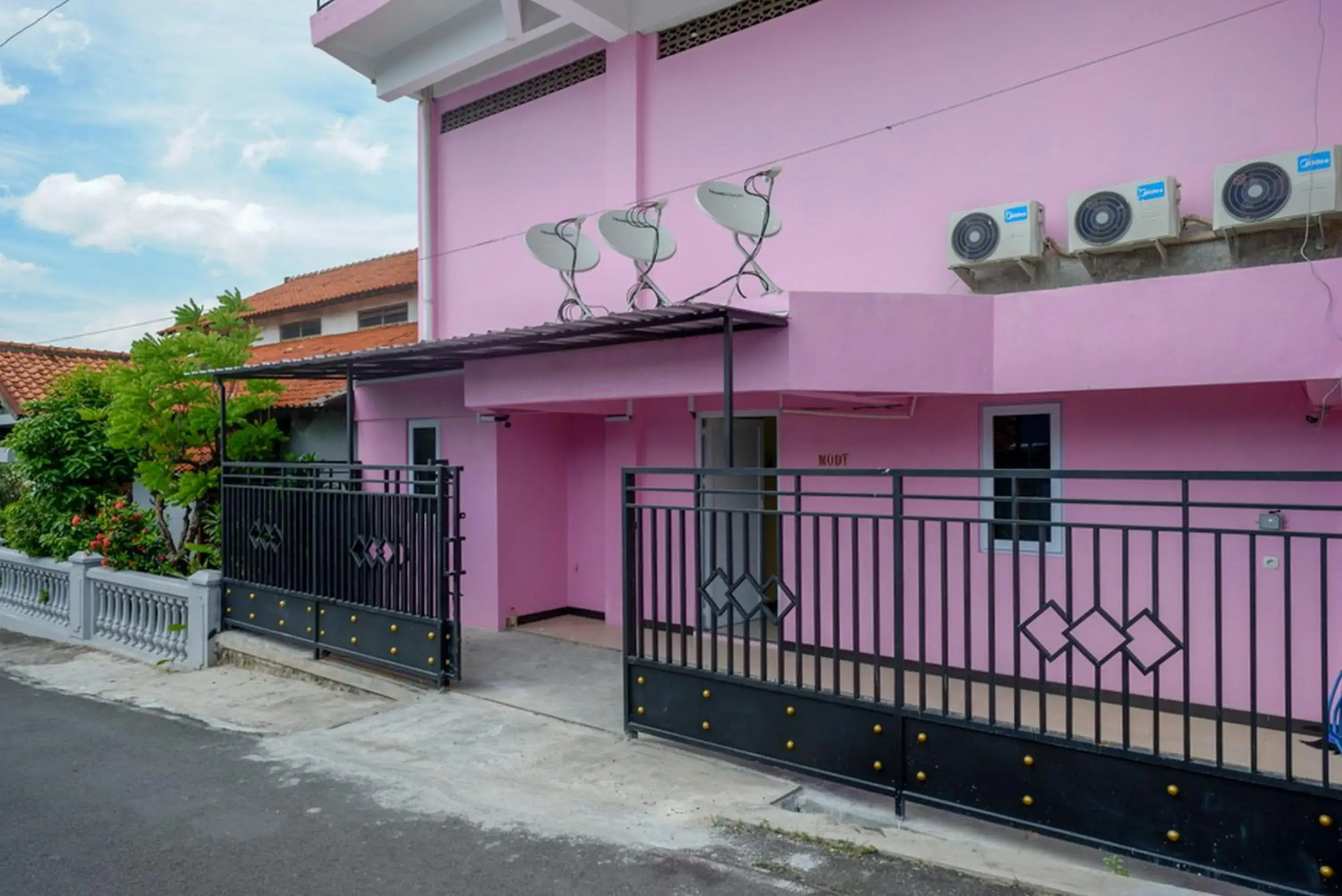 Bed in RedDoorz @ Jalan Gatot Subroto Semarang Bed in RedDoorz @ Jalan Gatot Subroto Semarang