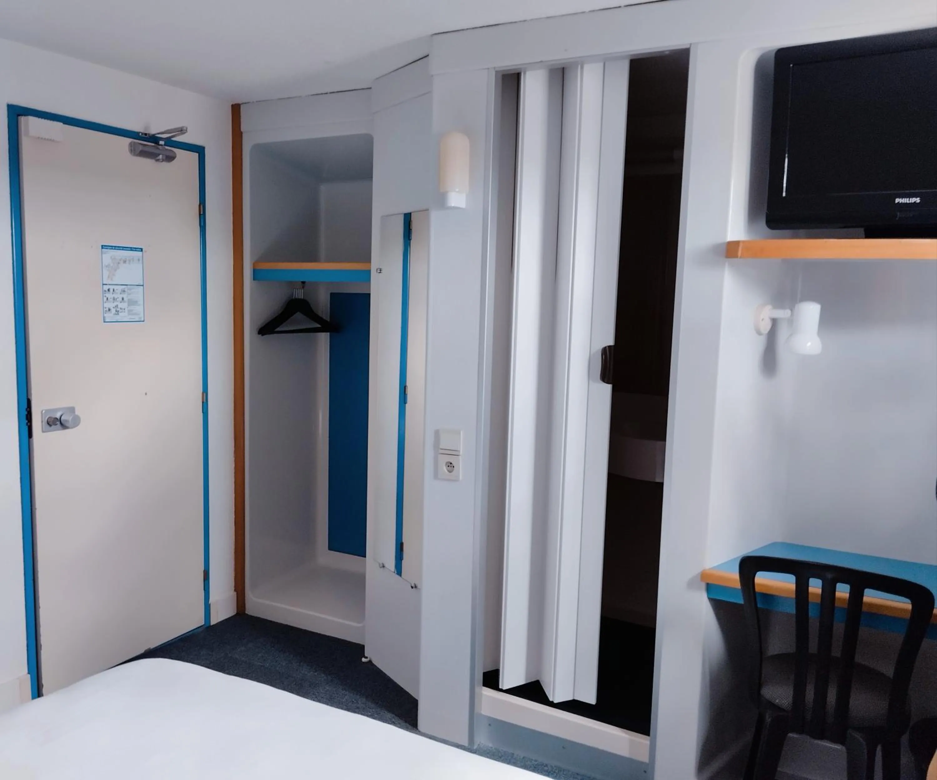 Bedroom, Bed in initial by balladins Sable sur Sarthe