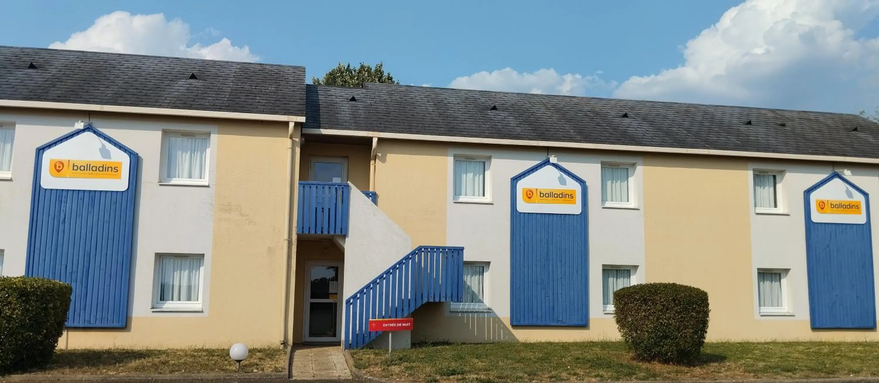 Facade/entrance in initial by balladins Sable sur Sarthe