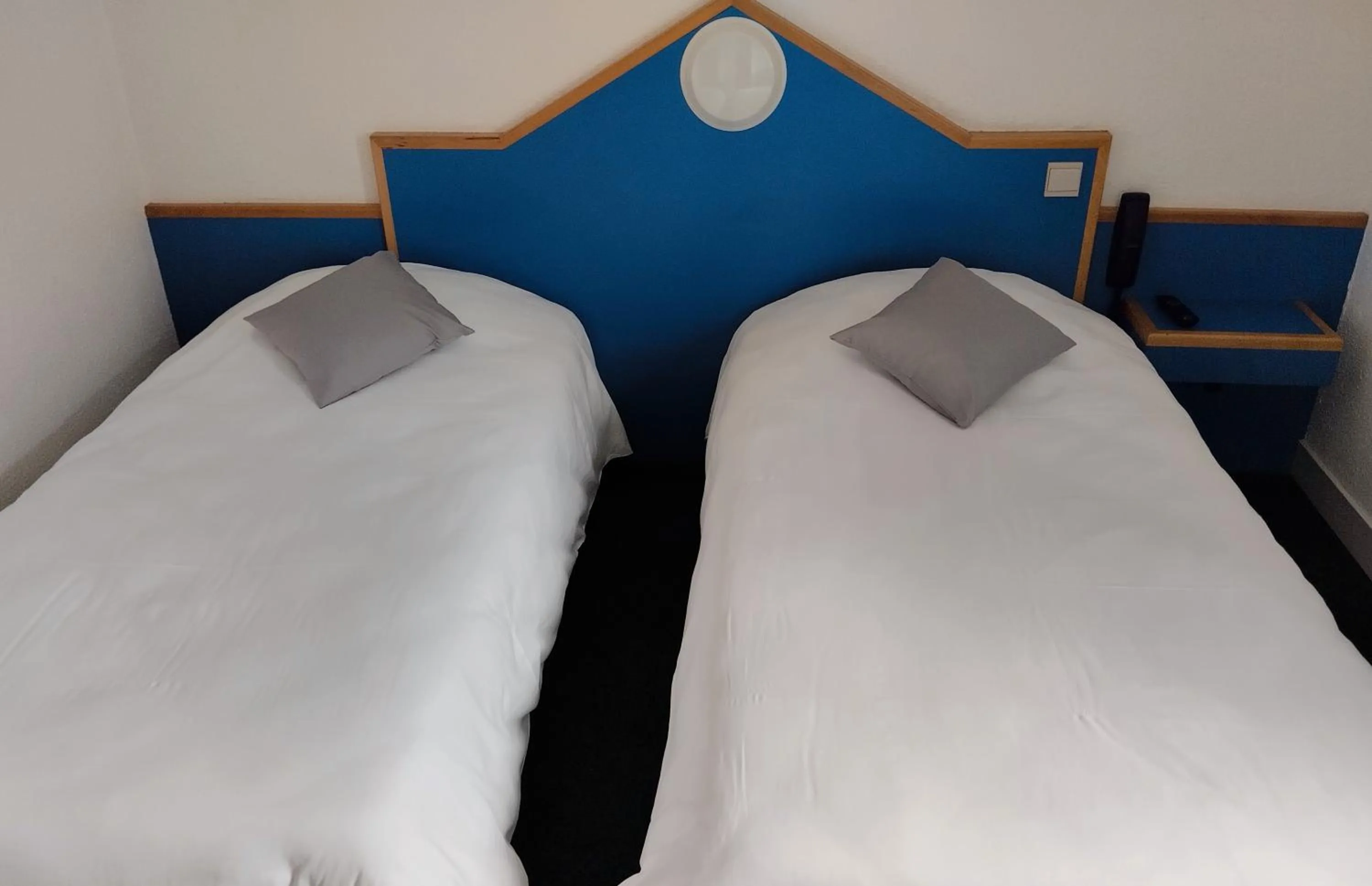 Bedroom, Bed in initial by balladins Sable sur Sarthe