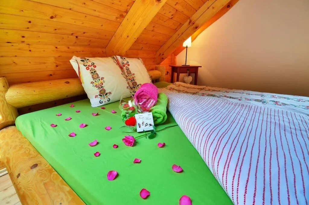 Decorative detail, Bed in Srub Losiny
