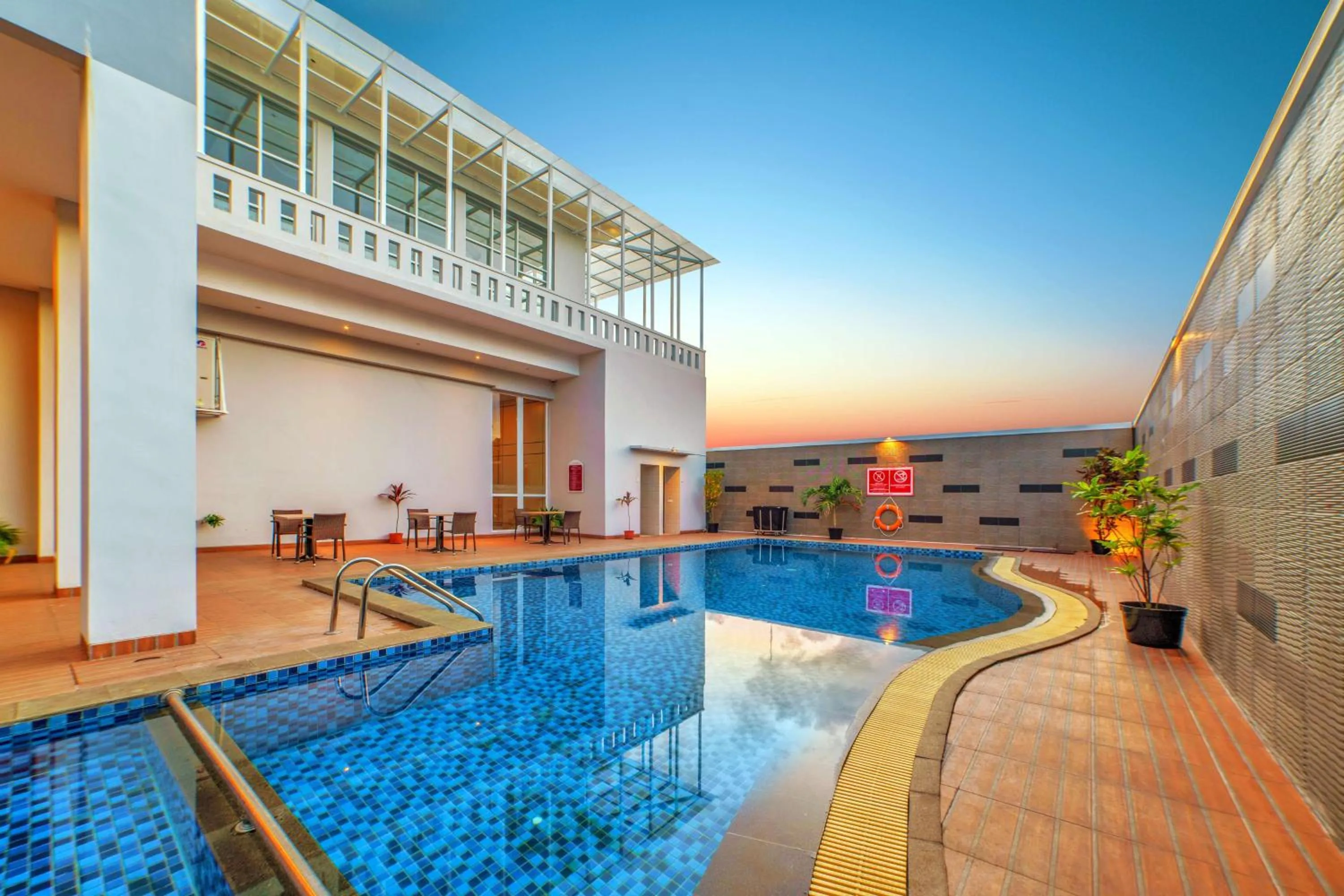 Swimming pool in favehotel Bitung