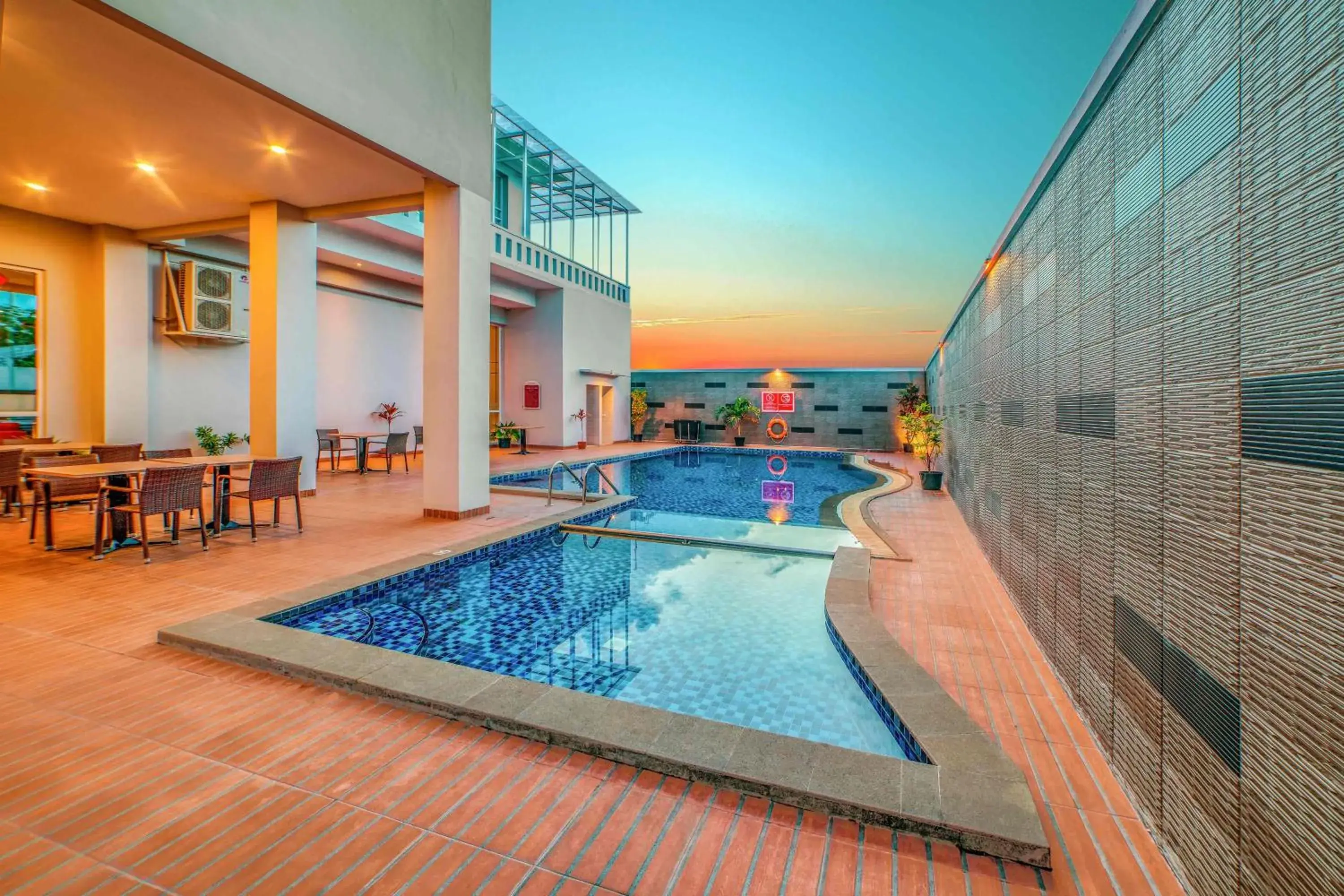 Swimming pool in favehotel Bitung Swimming pool in favehotel Bitung