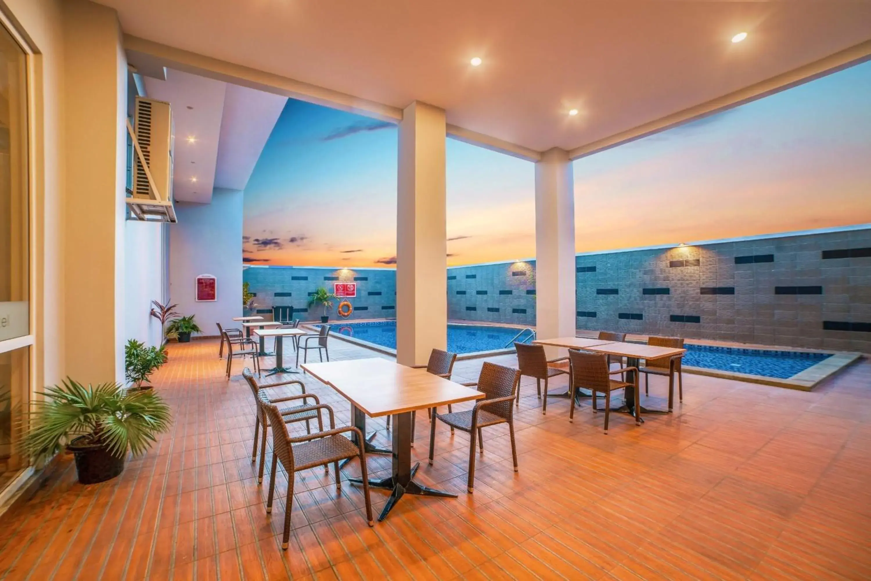 Swimming pool in favehotel Bitung Swimming pool in favehotel Bitung