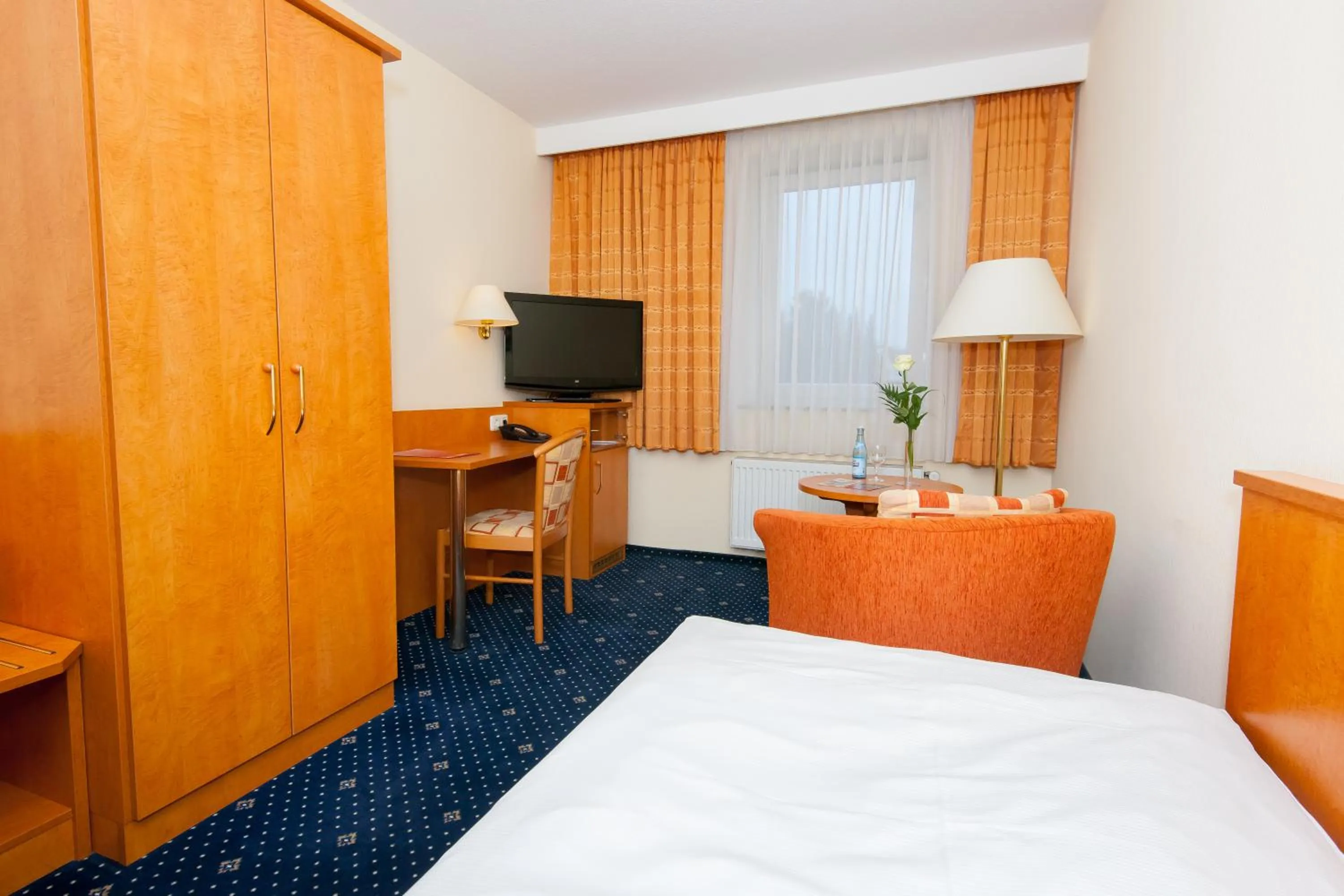 Photo of the whole room, Bed in Hotel Englischer Hof