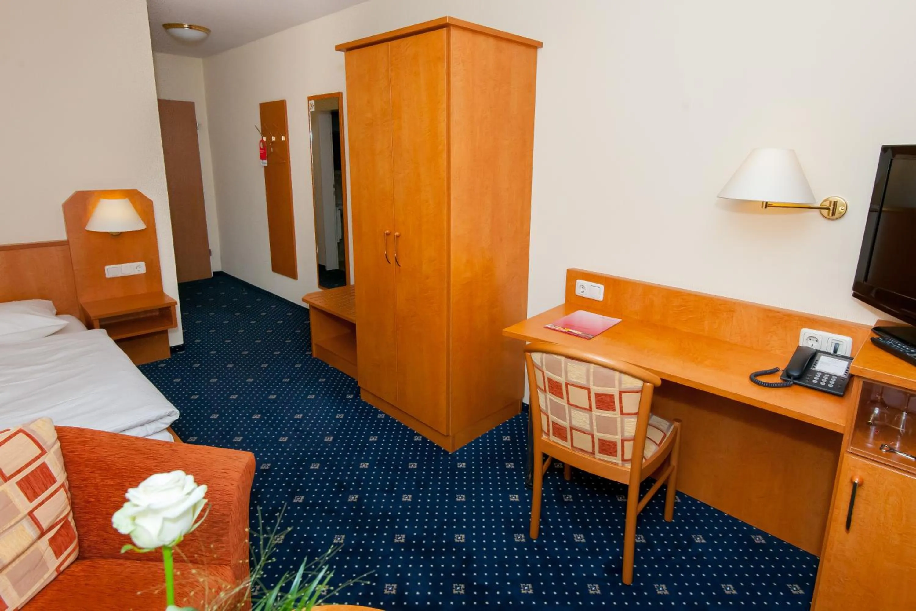 Photo of the whole room, Bed in Hotel Englischer Hof