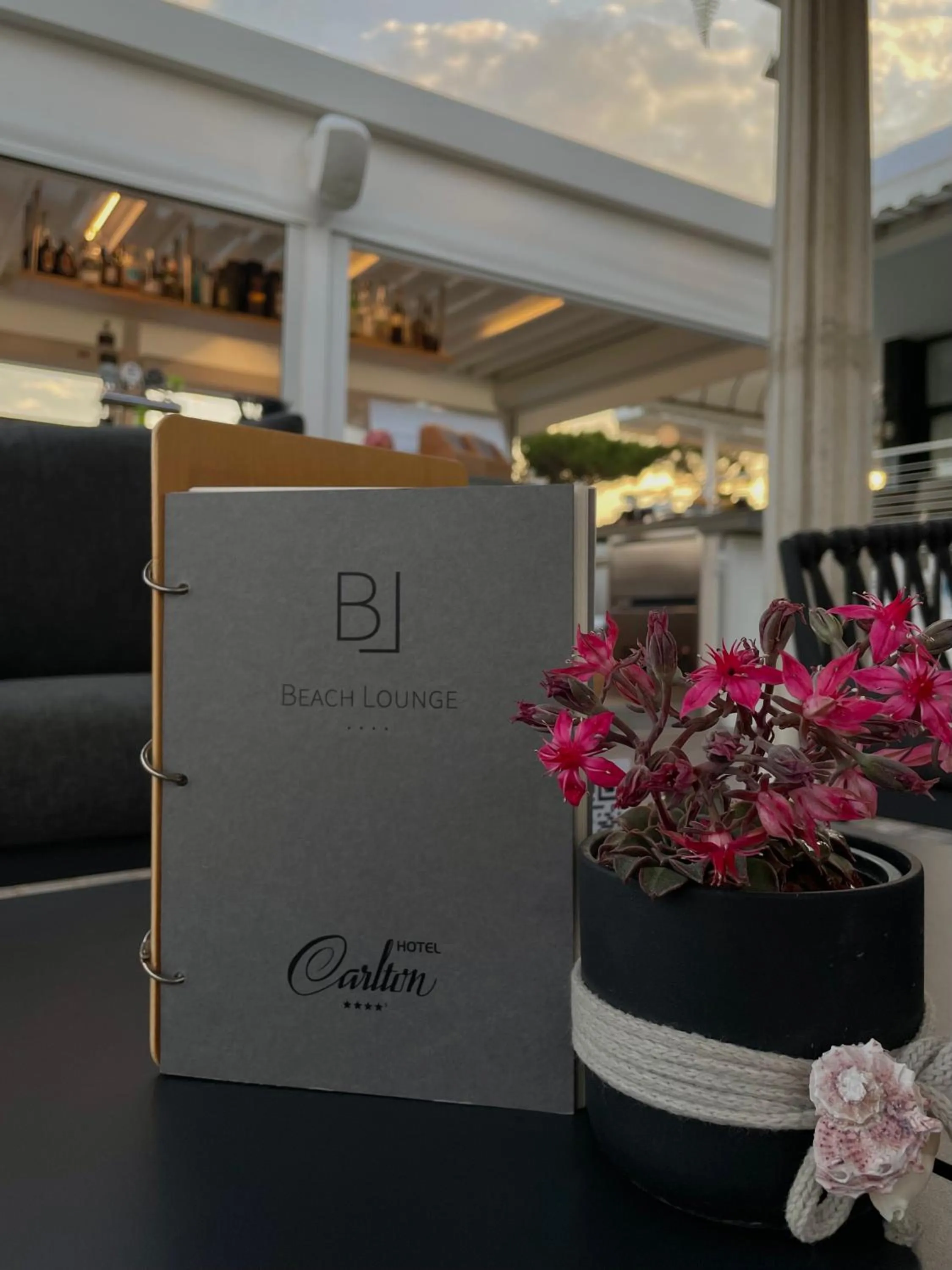 Restaurant/places to eat in Hotel Carlton