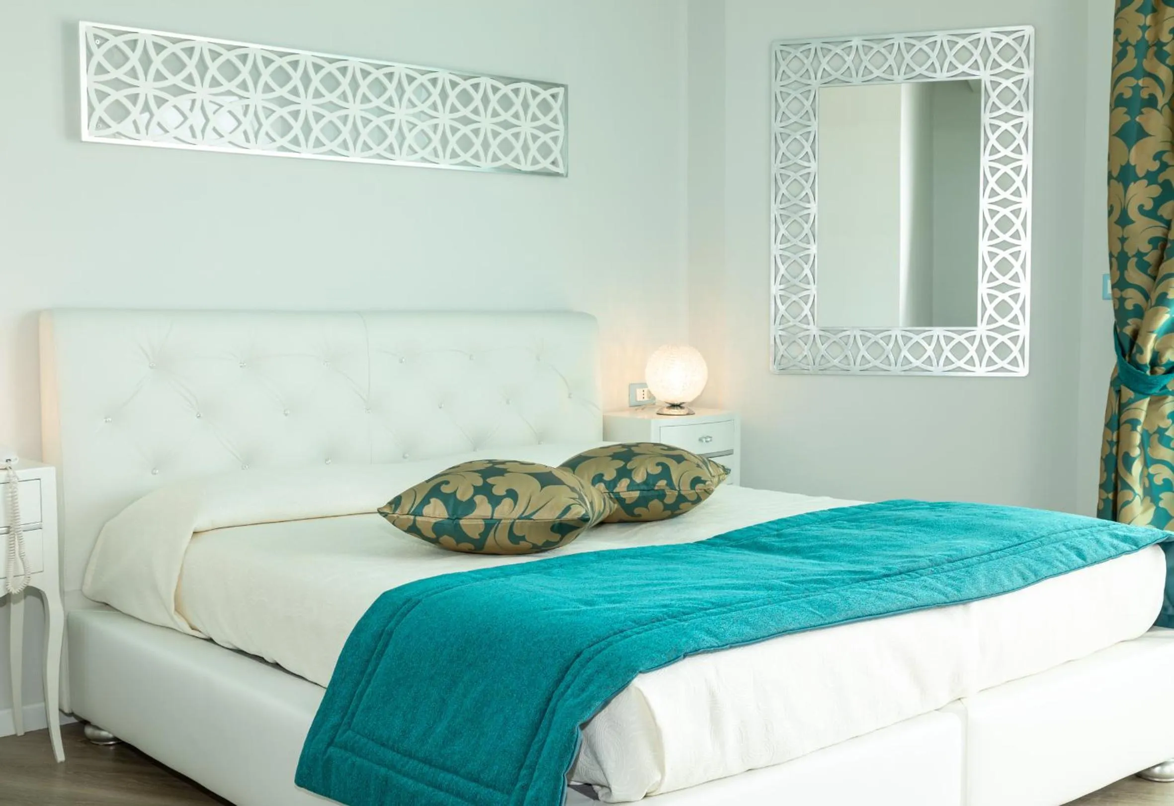 Restaurant/places to eat in Hotel Carlton