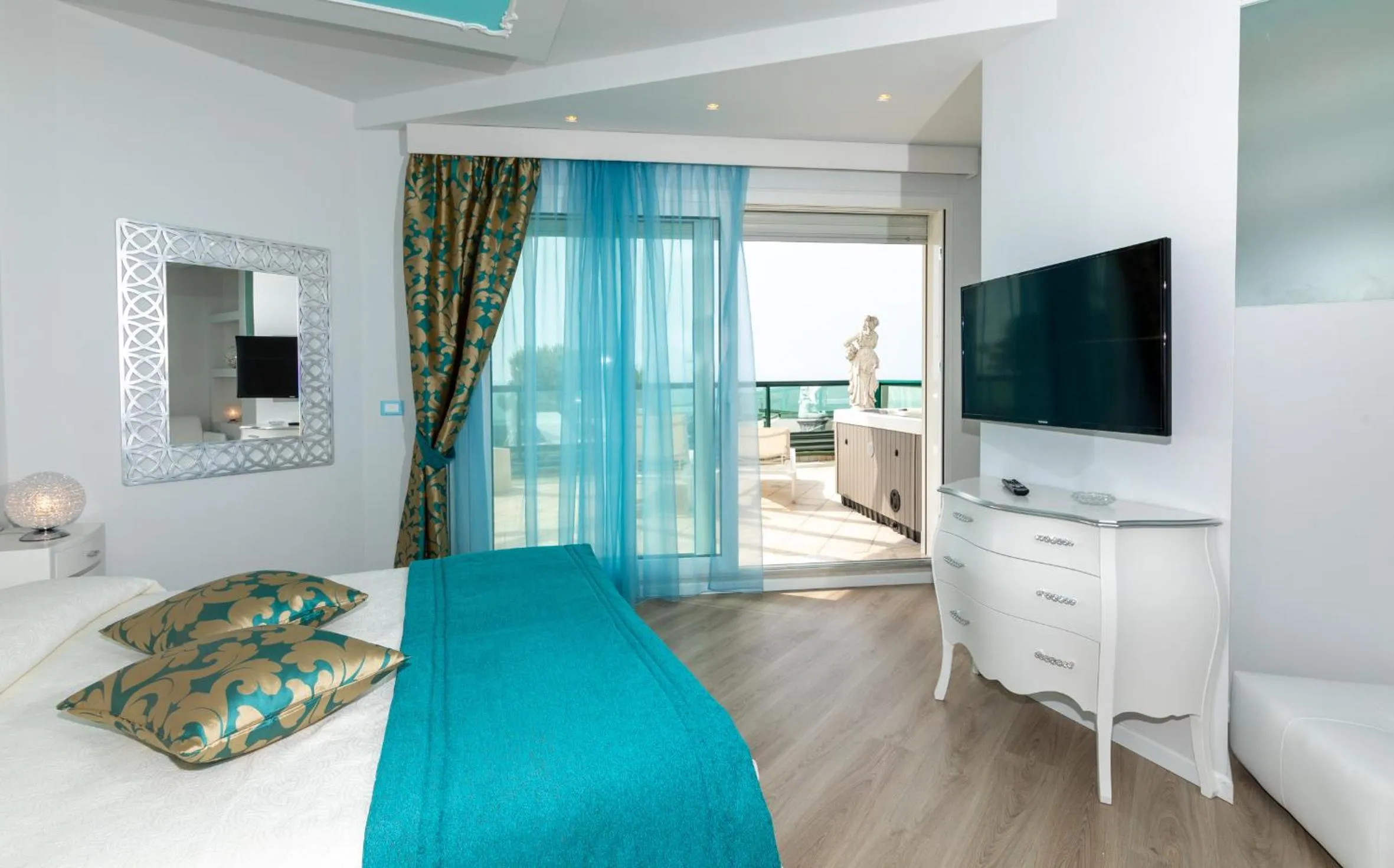 Bed in Hotel Carlton