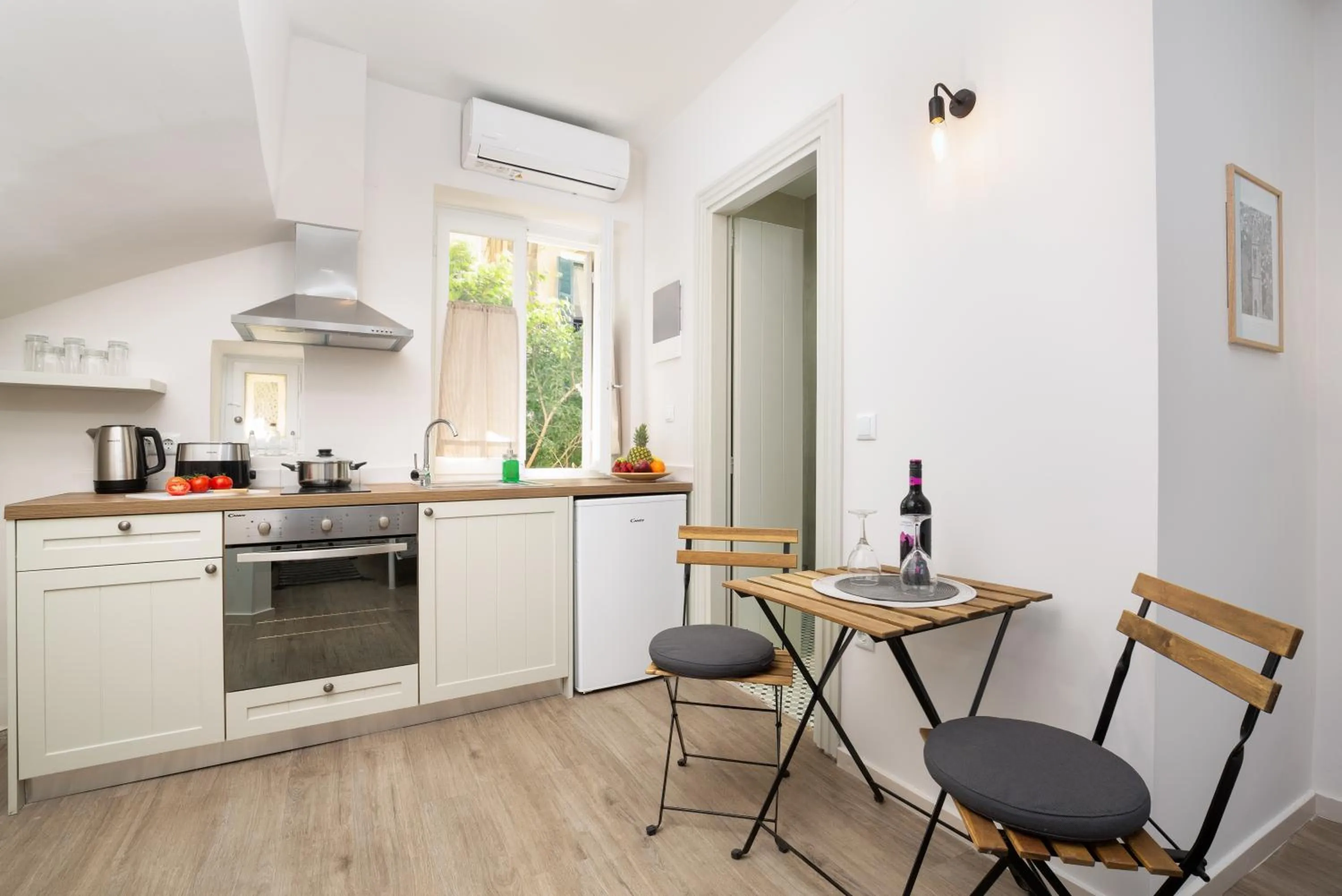 Kitchen or kitchenette in Kâmara Old Town Studios