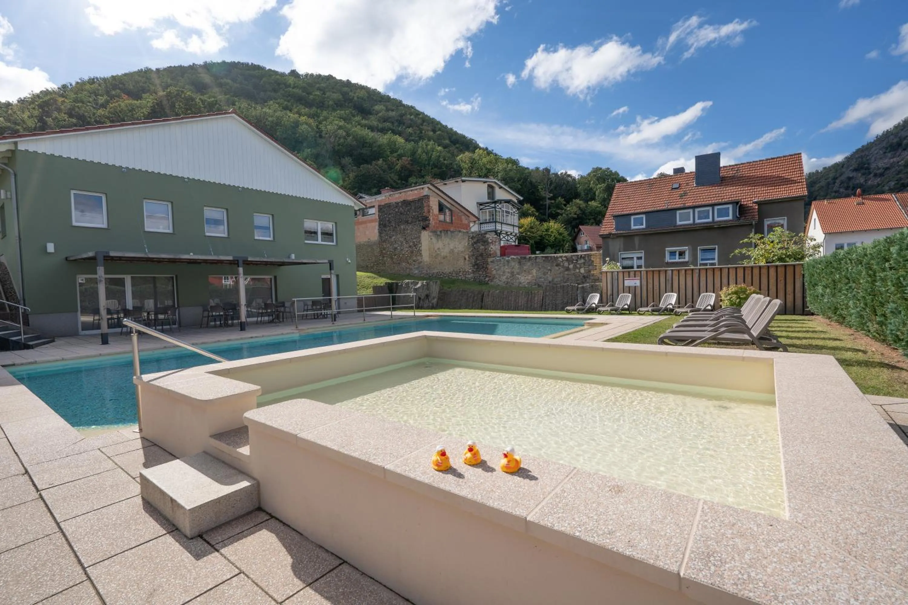 Pool view in Hotelpark Bodetal mit Ferienwohnungen