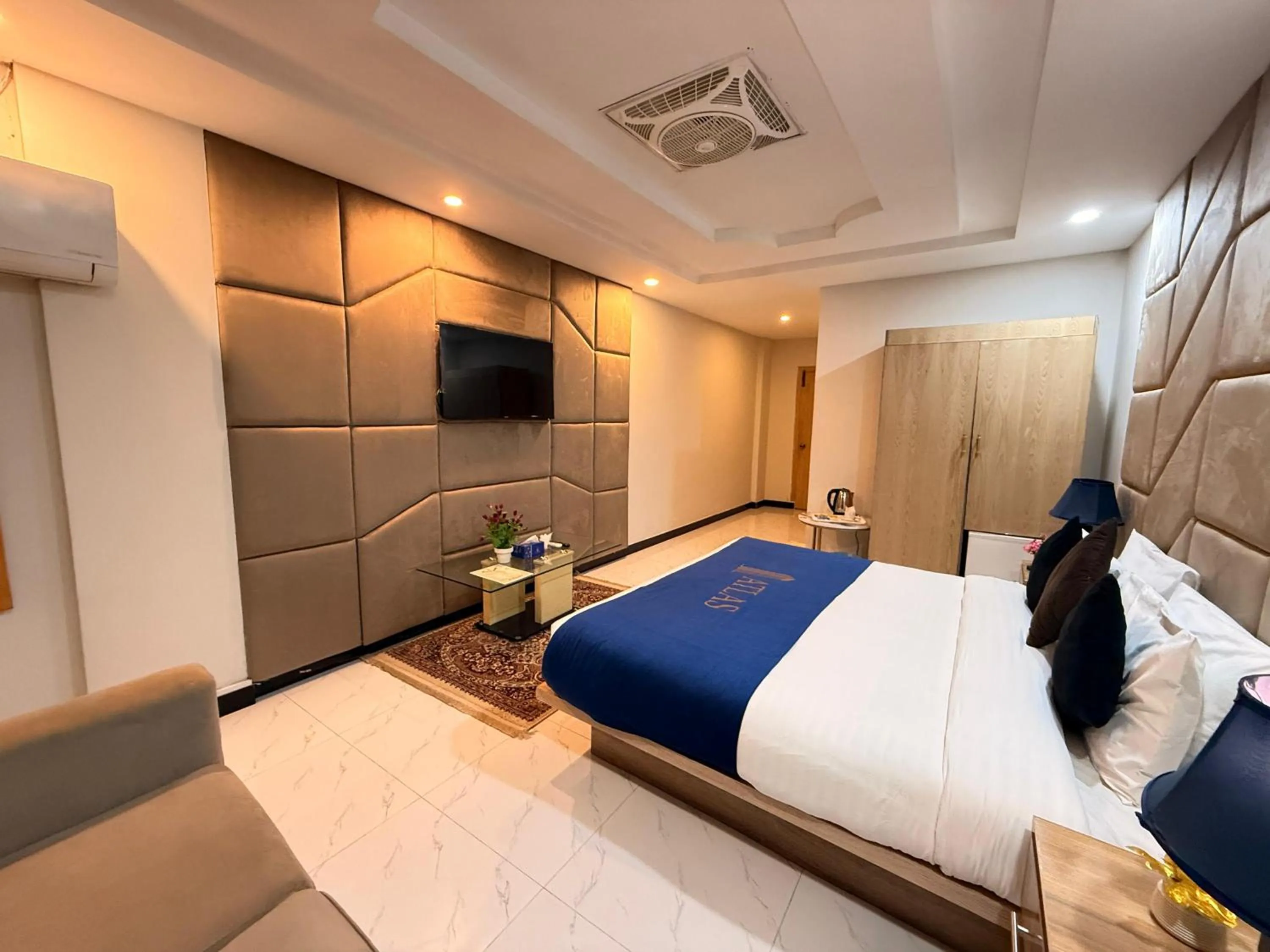 Bedroom, Bed in Atlas Hotel Islamabad