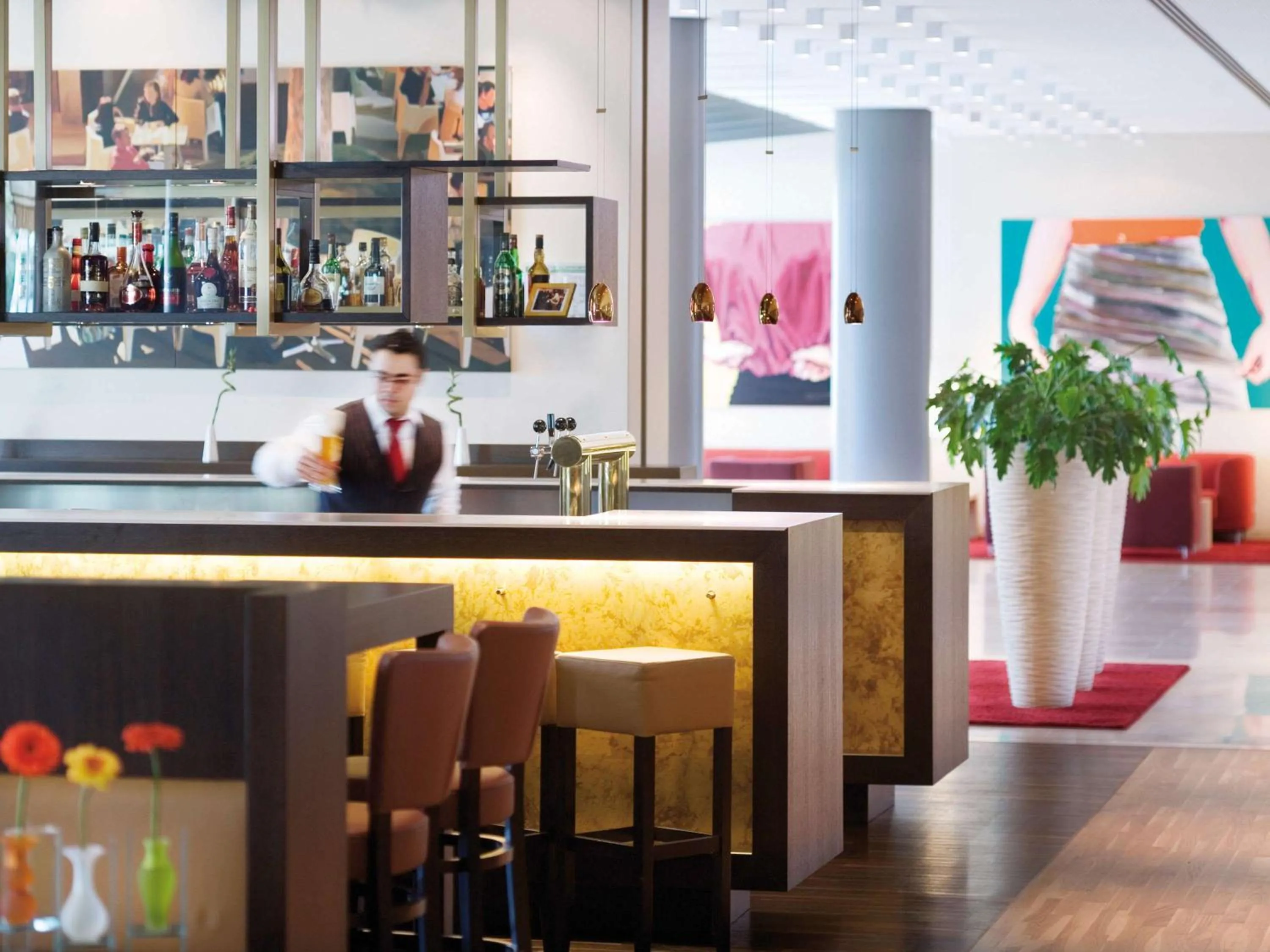 Lounge or bar in Mövenpick Hotel Frankfurt City Messe