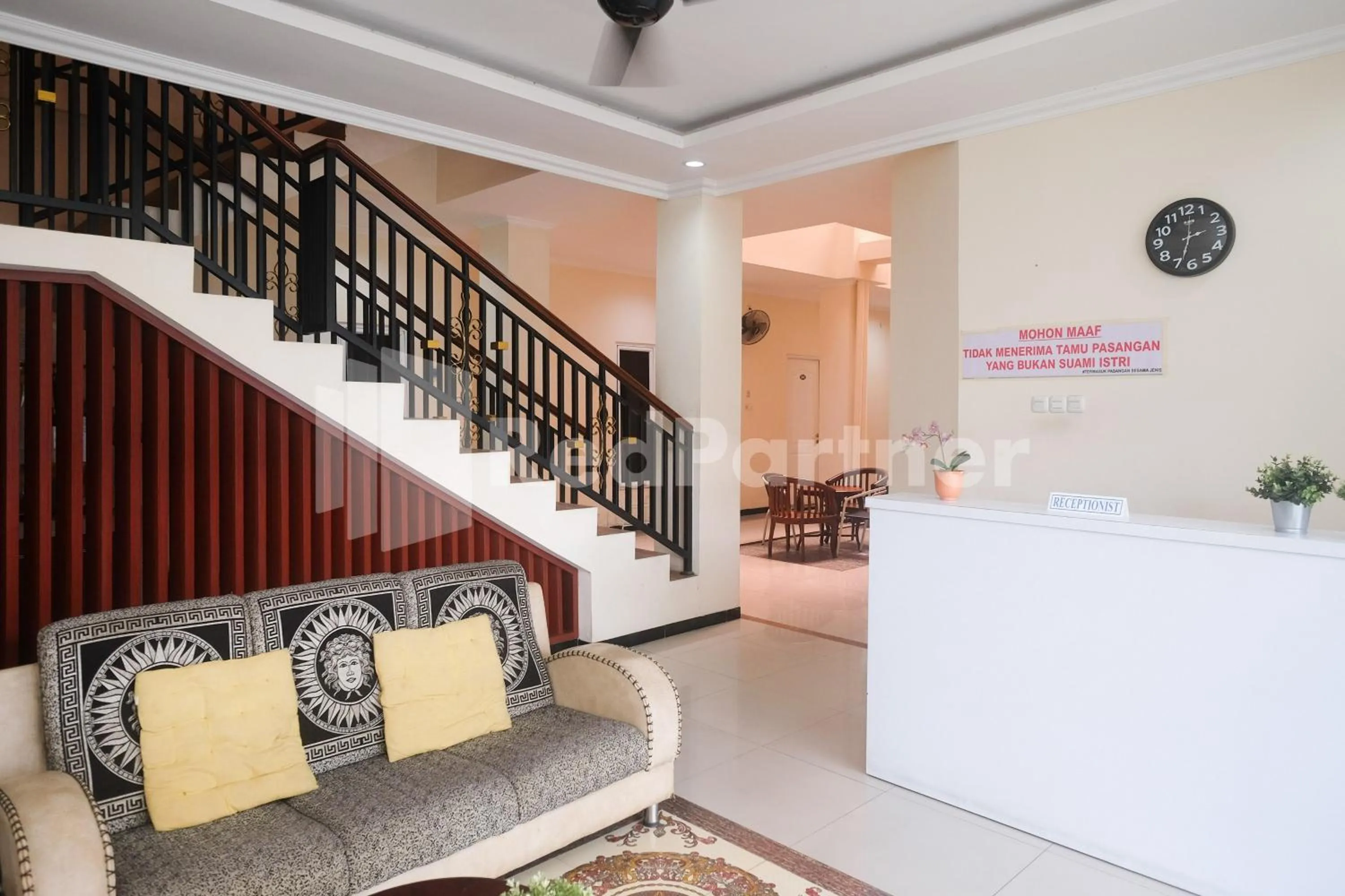 Lobby or reception in Griya Loka 2 Syariah Near Simpang Lima Mitra Reddoorz