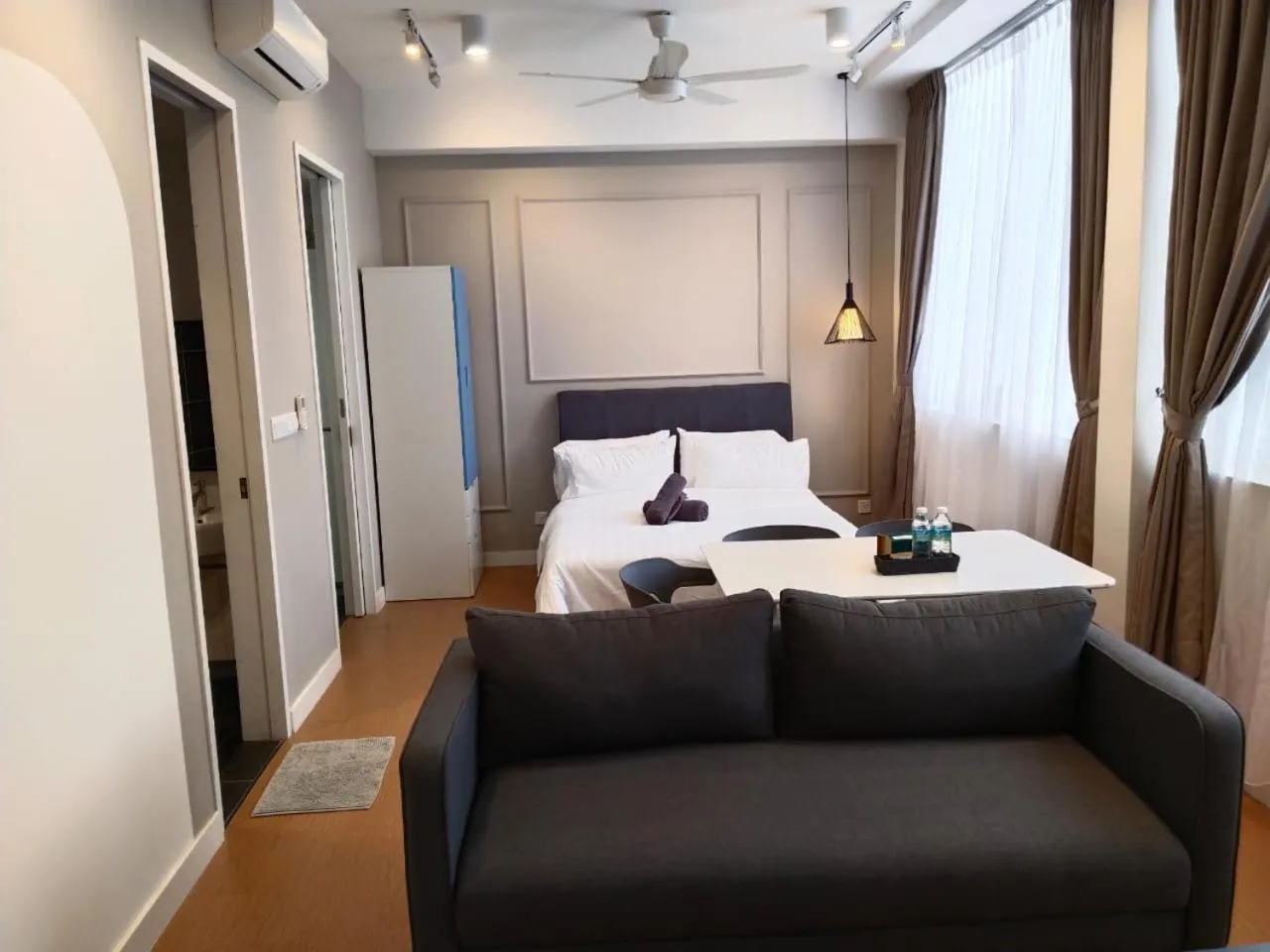 Photo of the whole room, Bed in Manatidur@THE HUB SS2