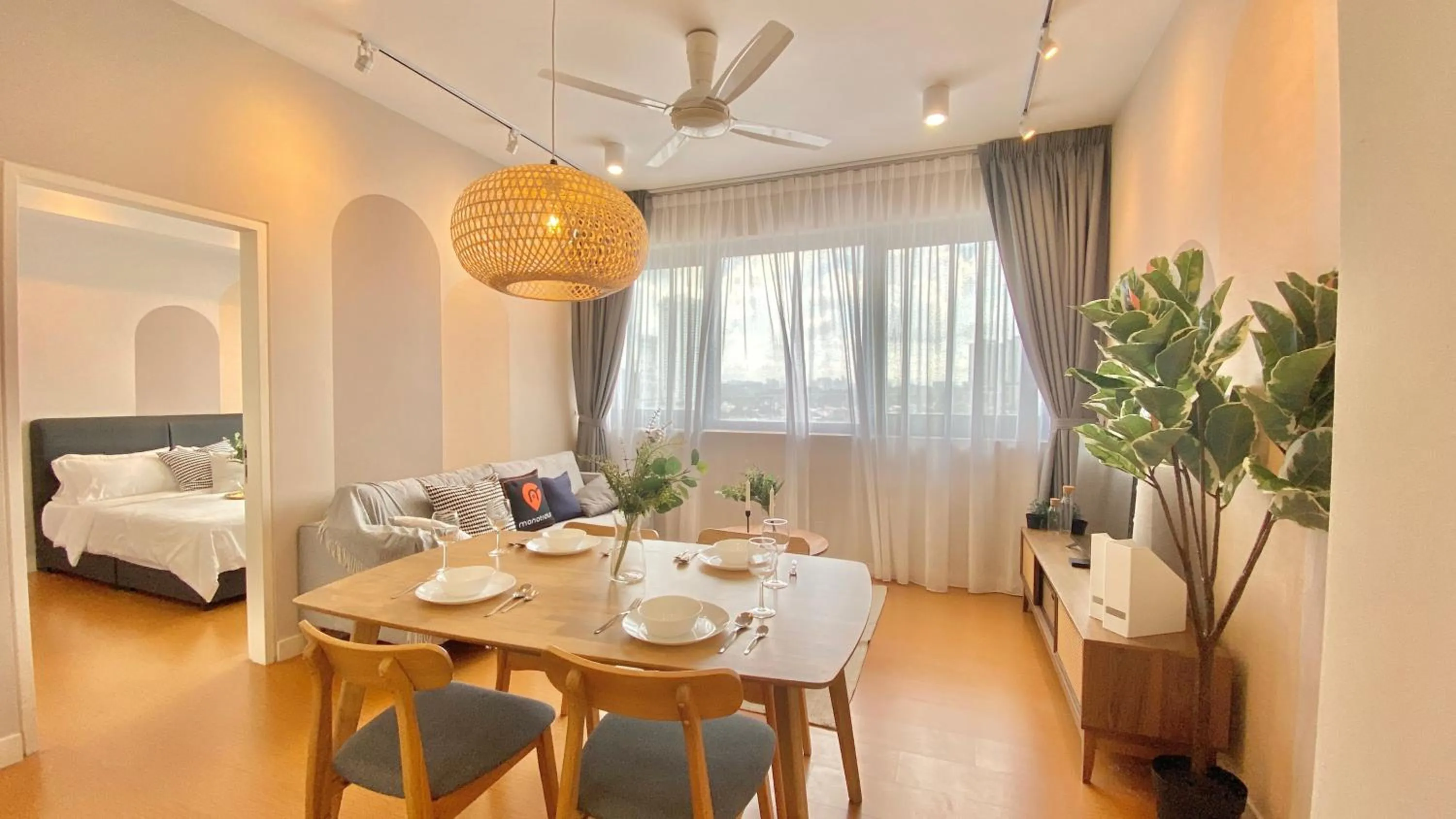 Photo of the whole room, Bed in Manatidur@THE HUB SS2