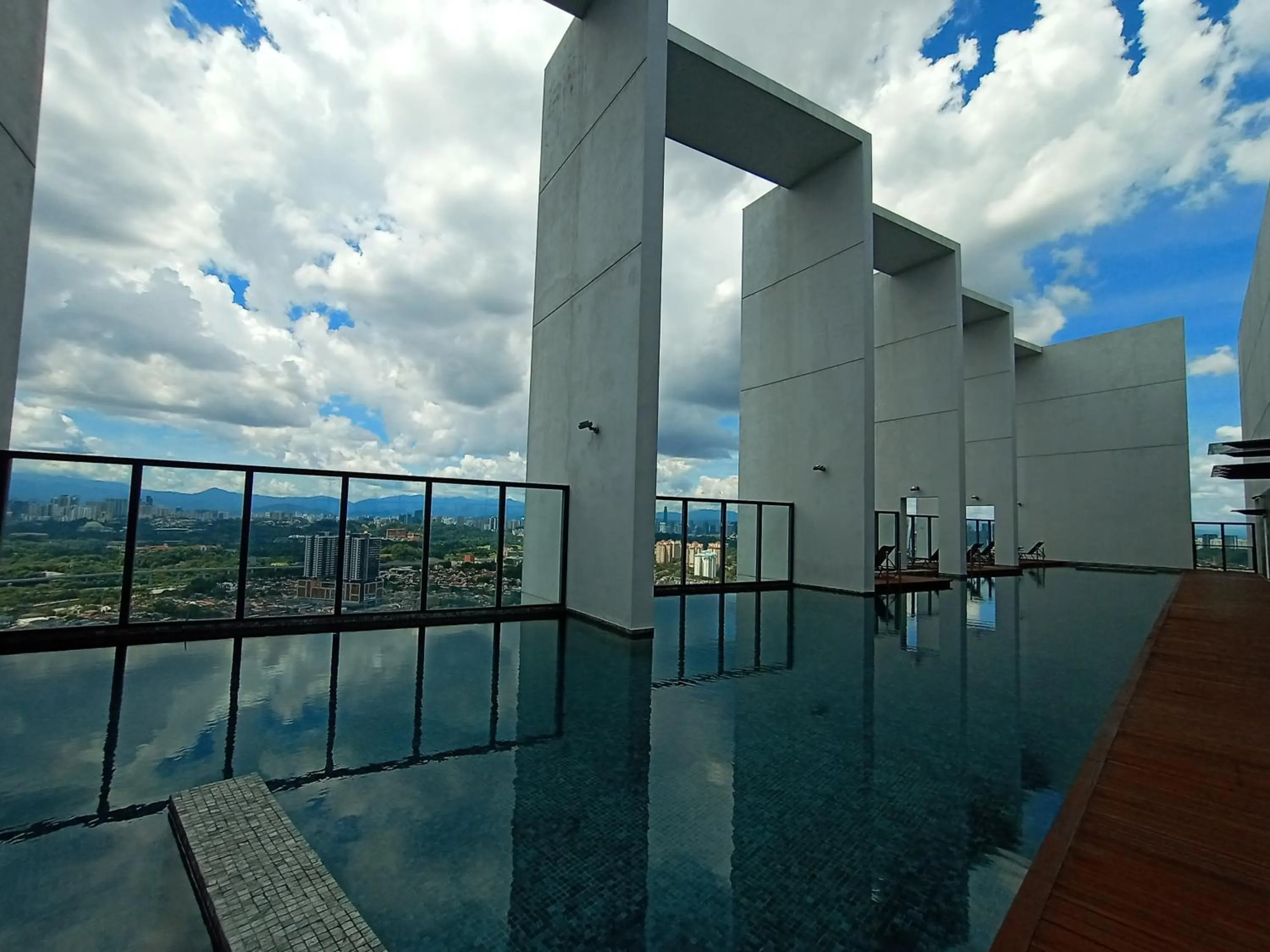 Swimming pool in Manatidur@THE HUB SS2