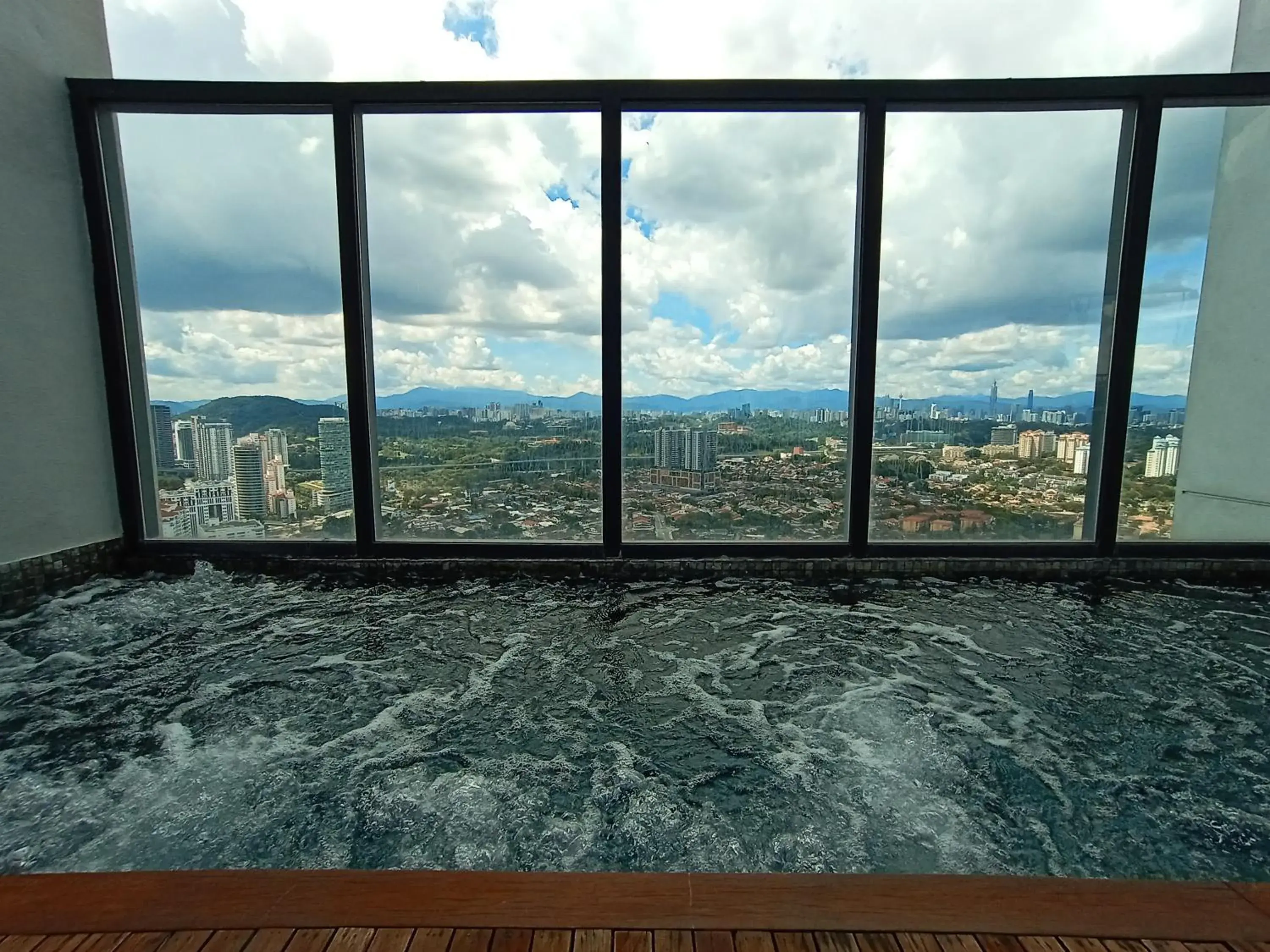 Hot Tub in Manatidur@THE HUB SS2 Hot Tub in Manatidur@THE HUB SS2