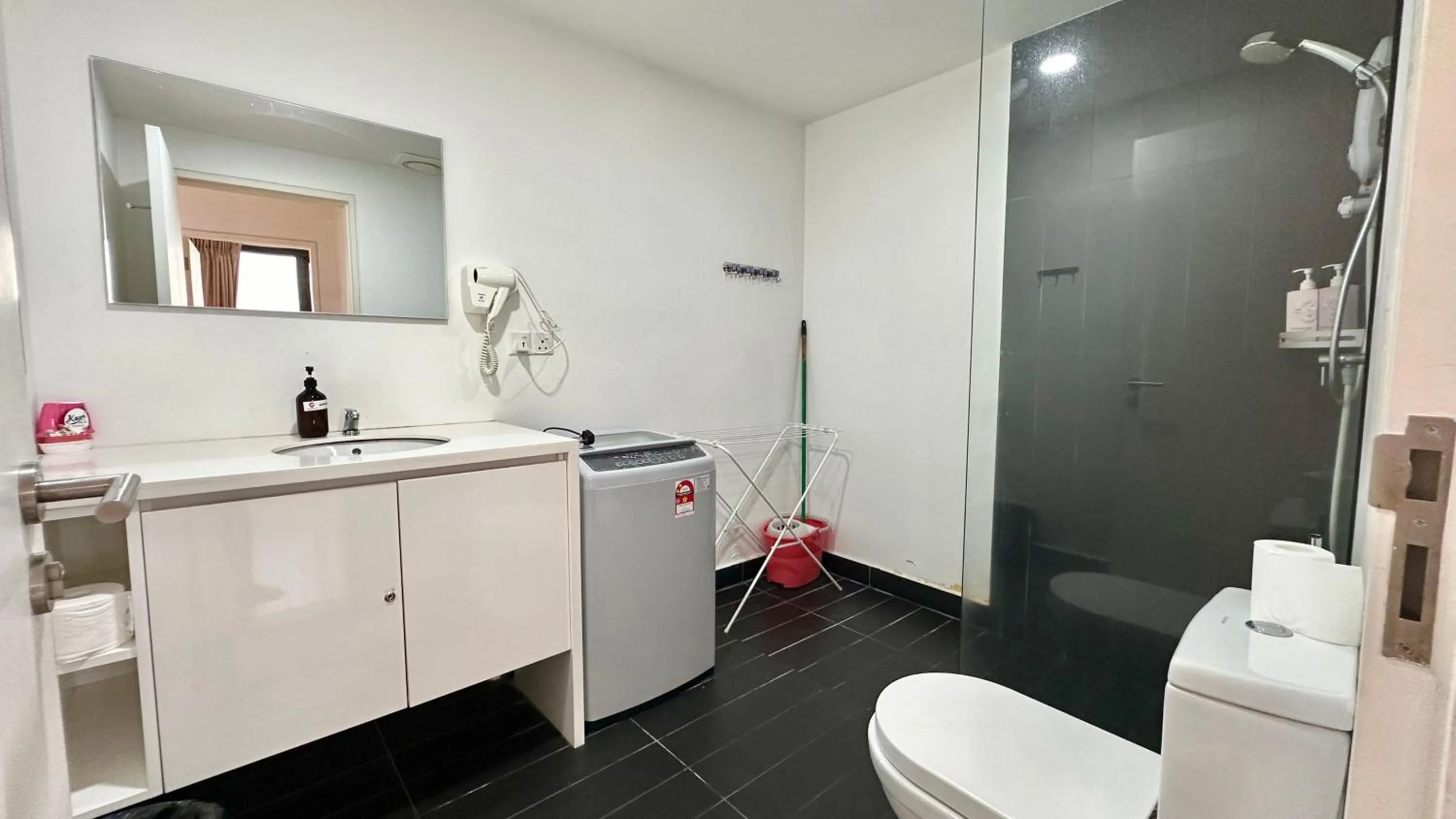 Toilet in Manatidur@THE HUB SS2