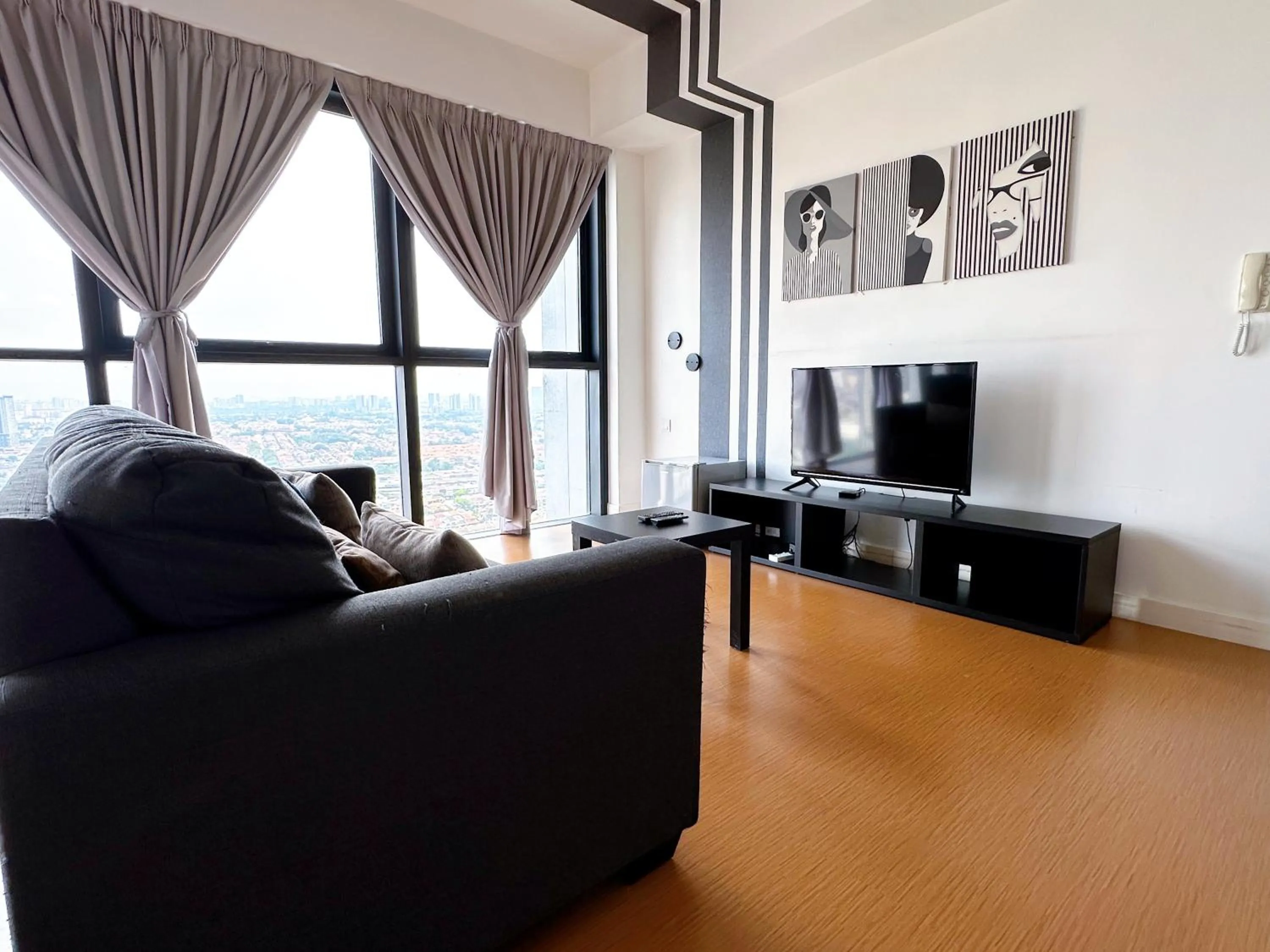 TV and multimedia in Manatidur@THE HUB SS2