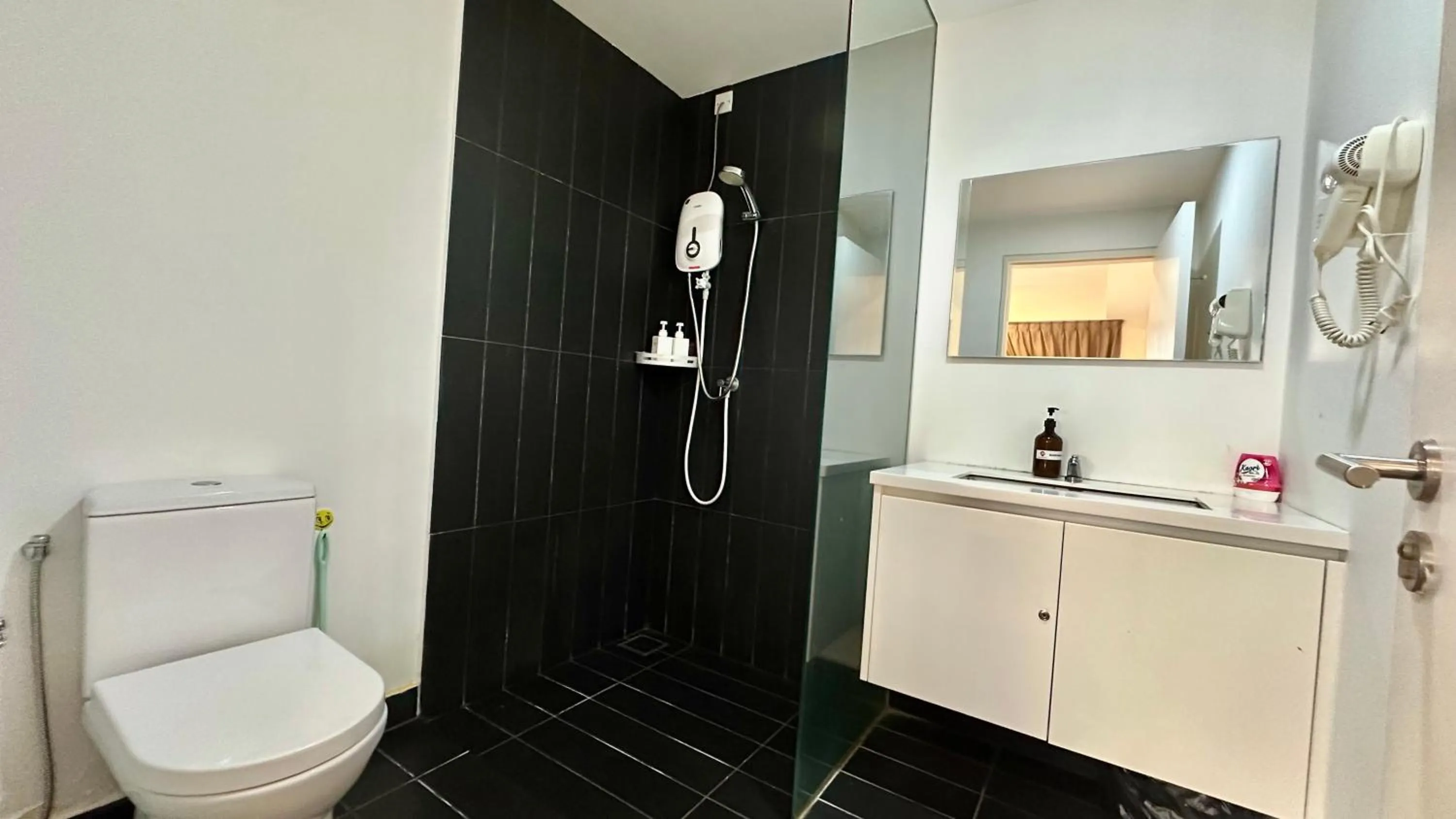 Toilet in Manatidur@THE HUB SS2