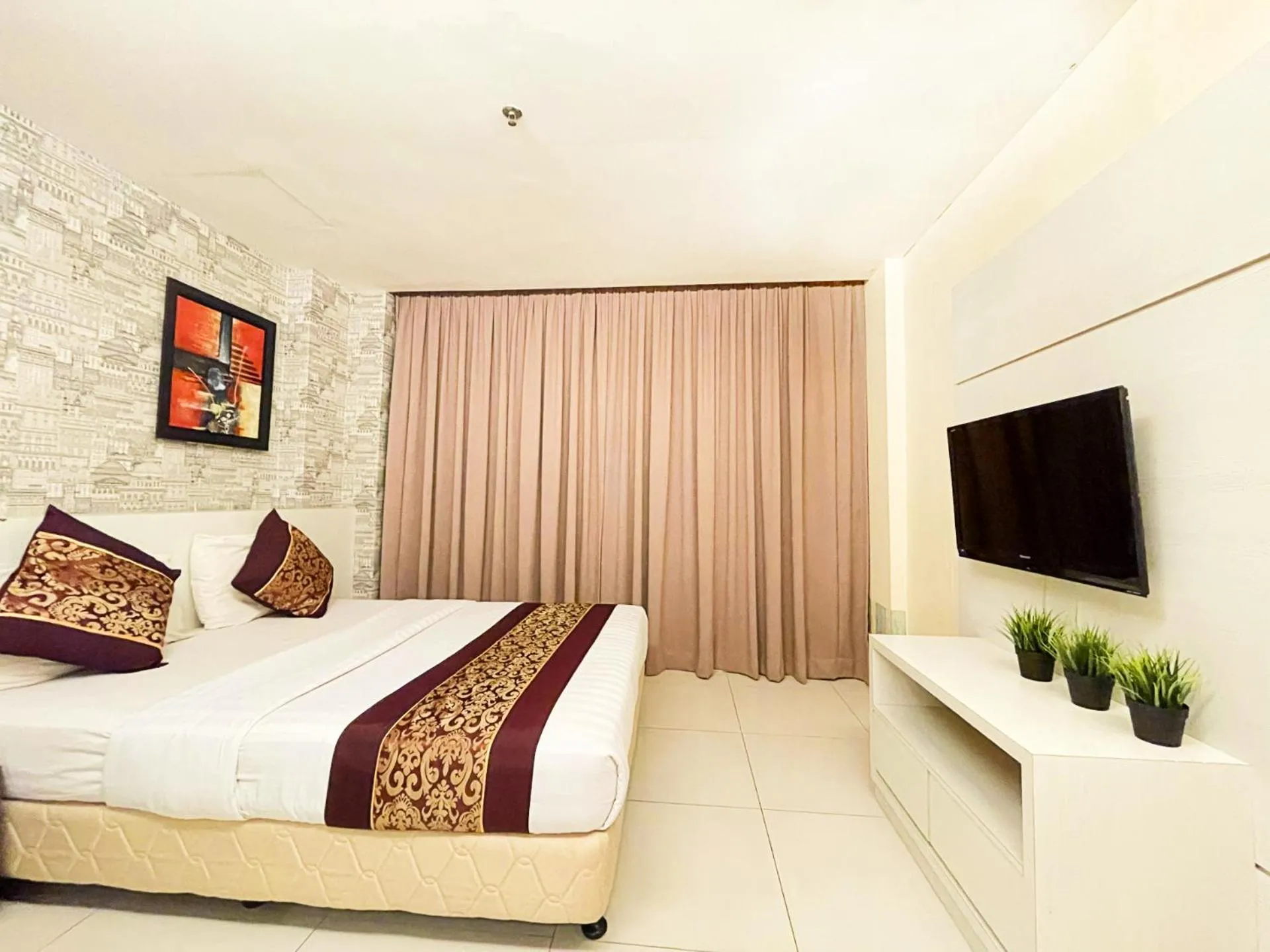 Bedroom, TV/Entertainment Center in ESQ Shamelin Hotel