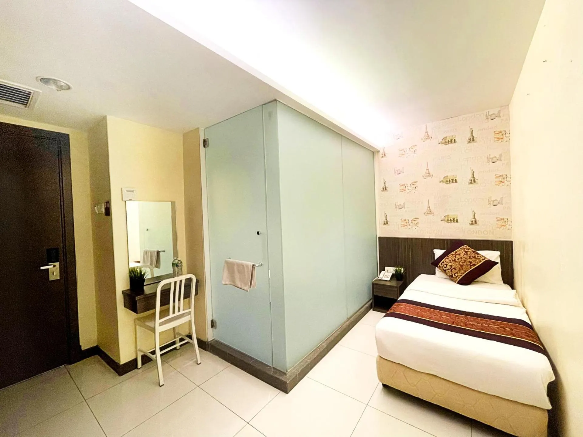 Bedroom in ESQ Shamelin Hotel