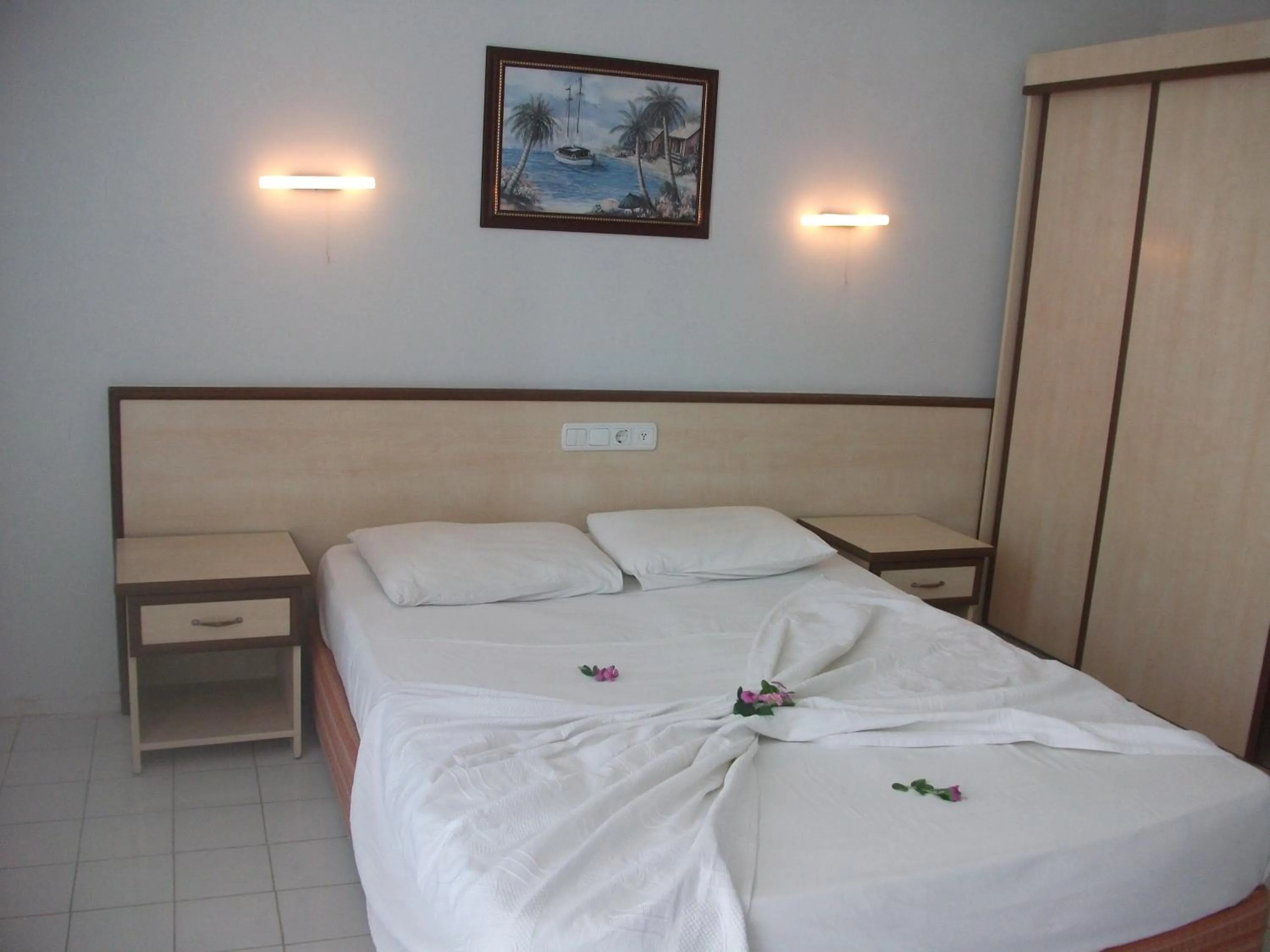 Bedroom, Bed in Delphin Hotel Side