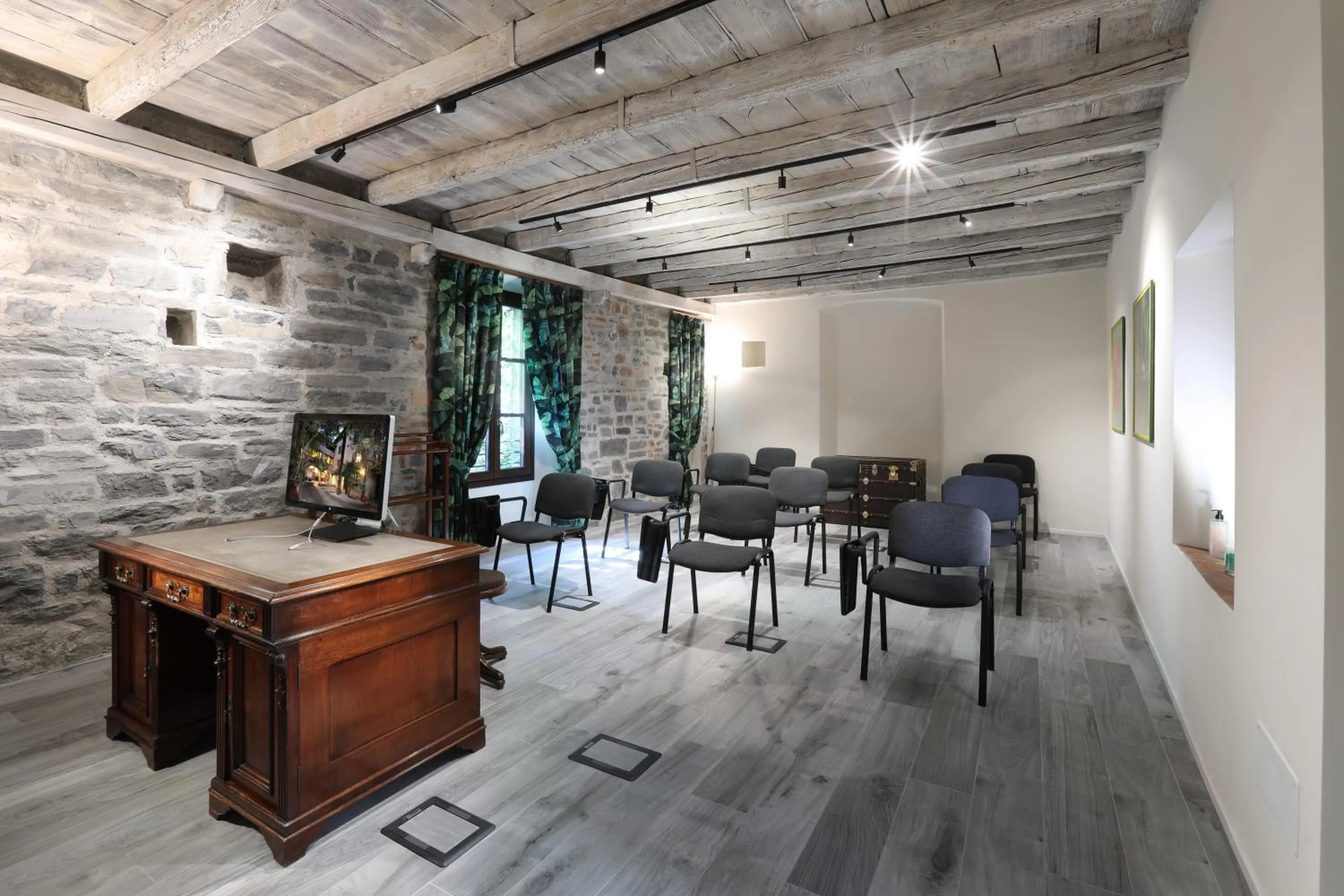 Meeting/conference room in Suites&Atelier Lake Como