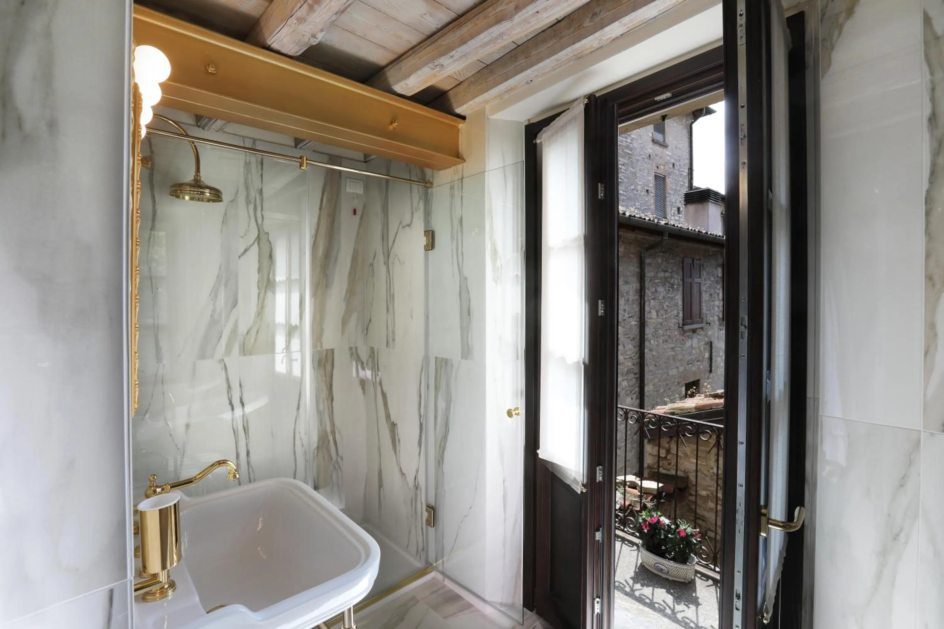 Bathroom in Suites&Atelier Lake Como