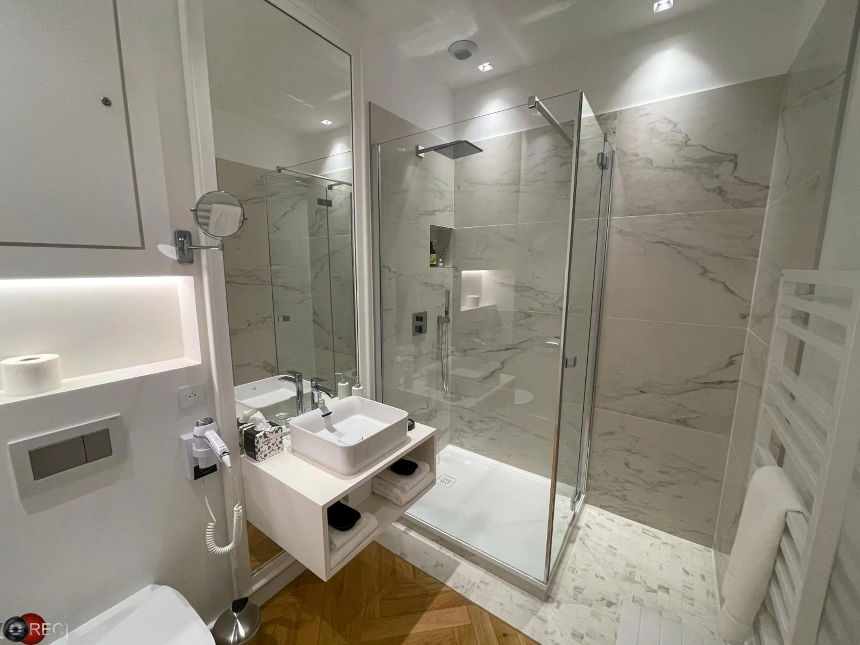 Shower in Les Garennes - Hôtel Spa Bénodet