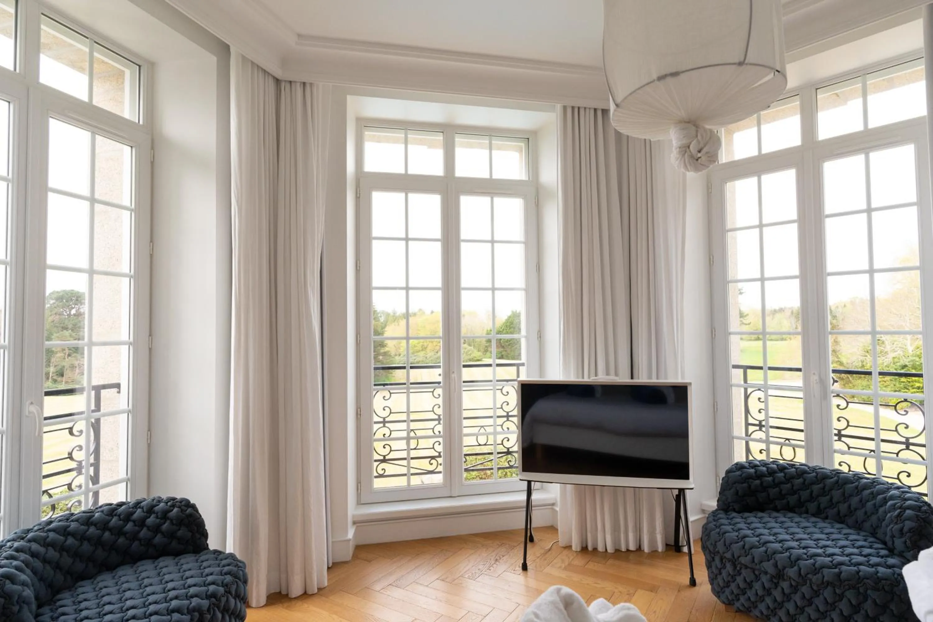 TV and multimedia in Les Garennes - Hôtel Spa Bénodet