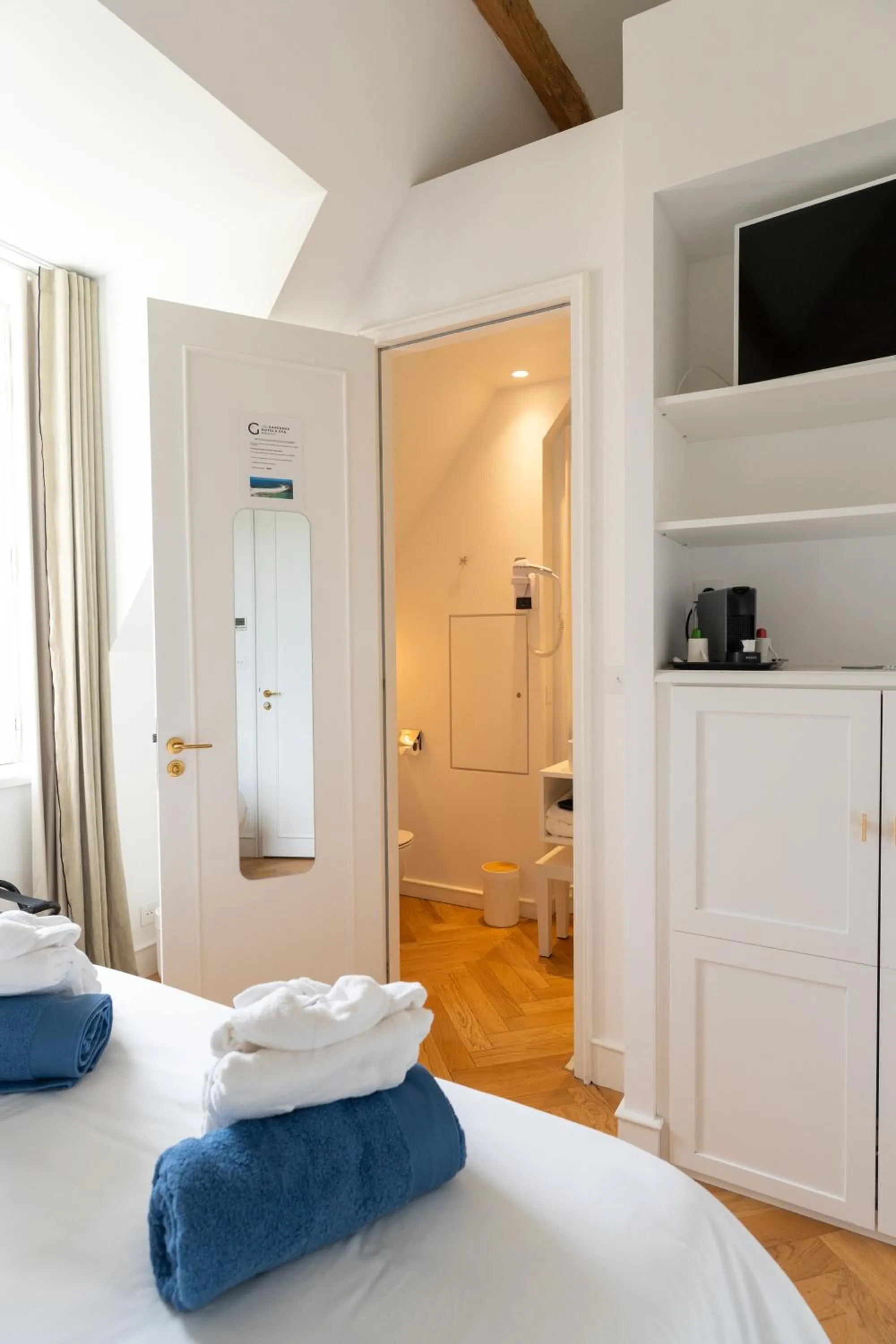 Bathroom, Bed in Les Garennes - Hôtel Spa Bénodet