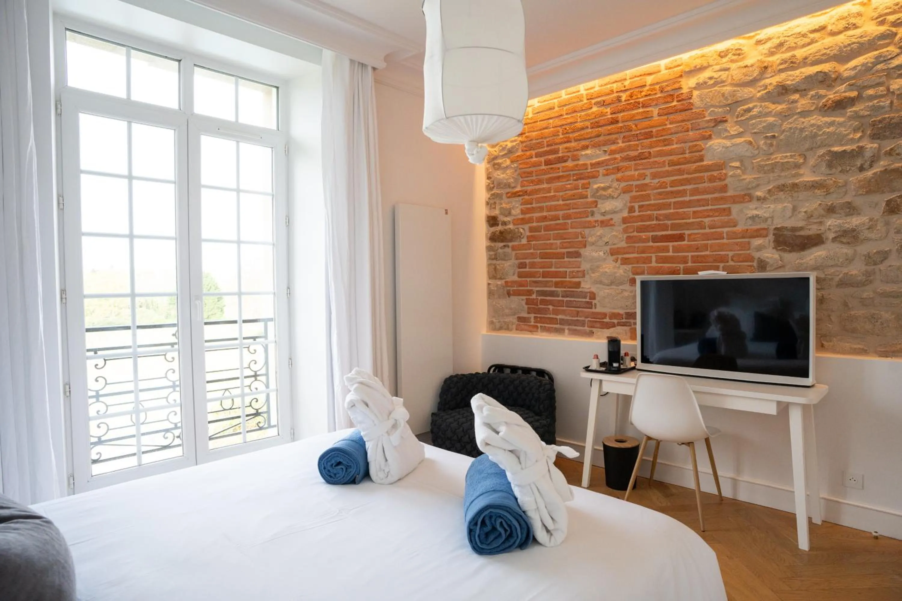 Communal lounge/ TV room, Bed in Les Garennes - Hôtel Spa Bénodet