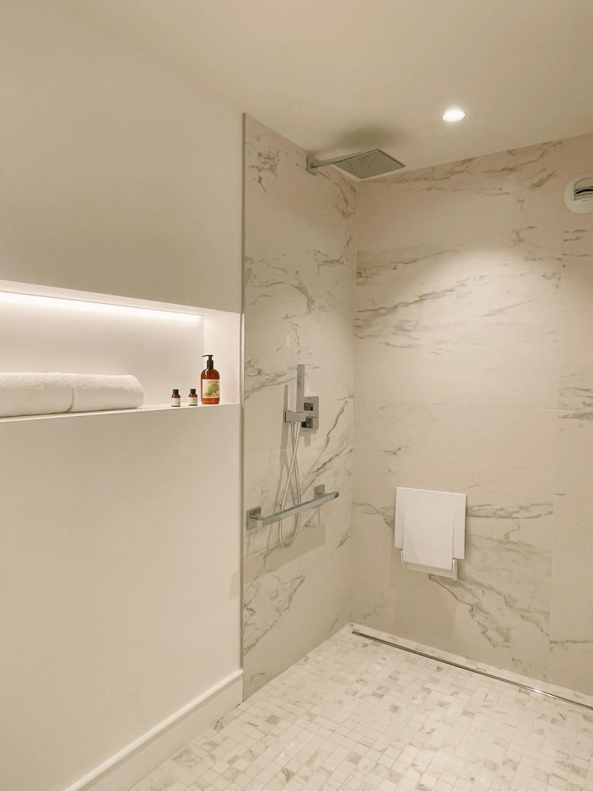 Shower in Les Garennes - Hôtel Spa Bénodet