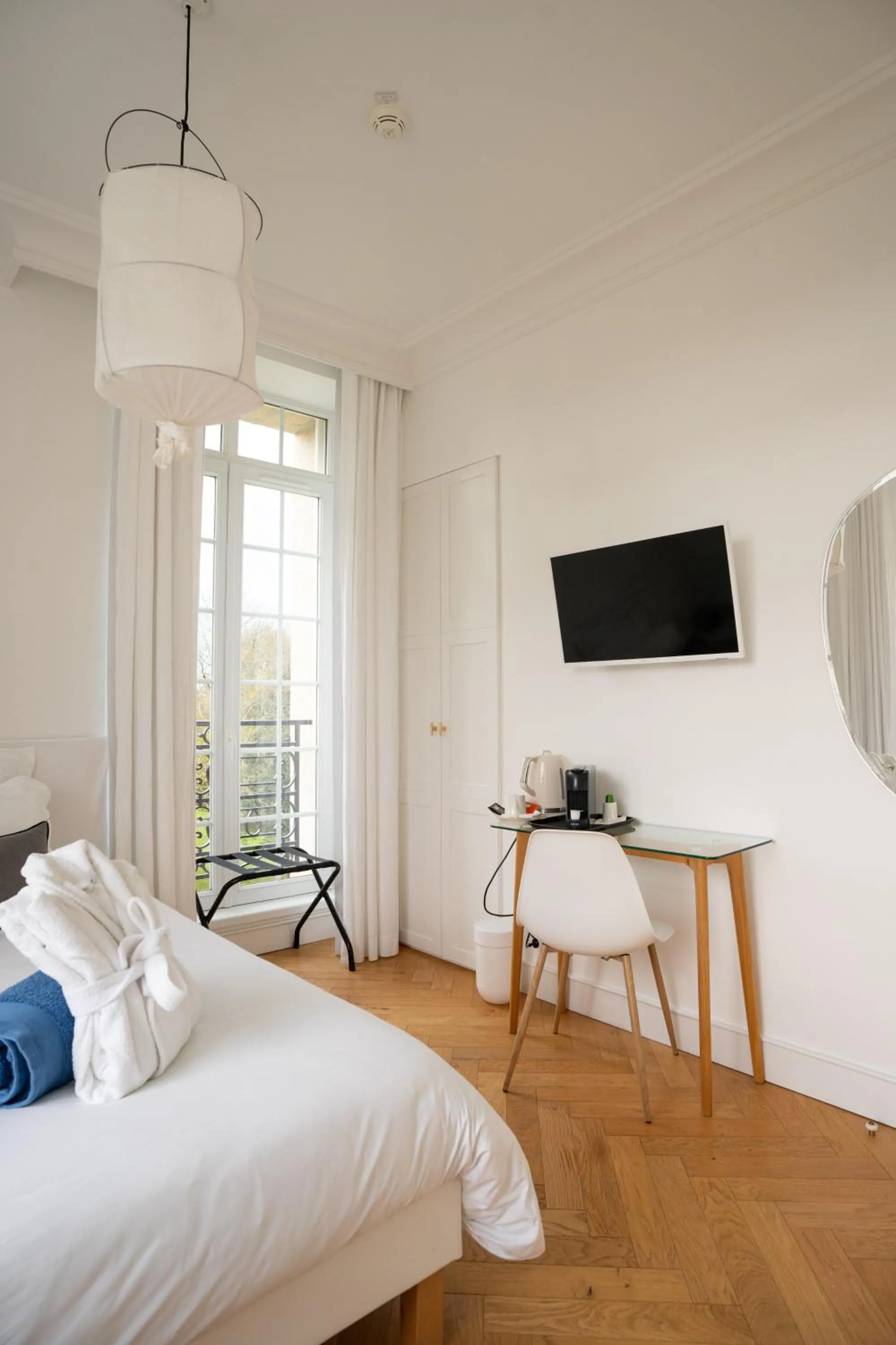 Seating area, Bed in Les Garennes - Hôtel Spa Bénodet