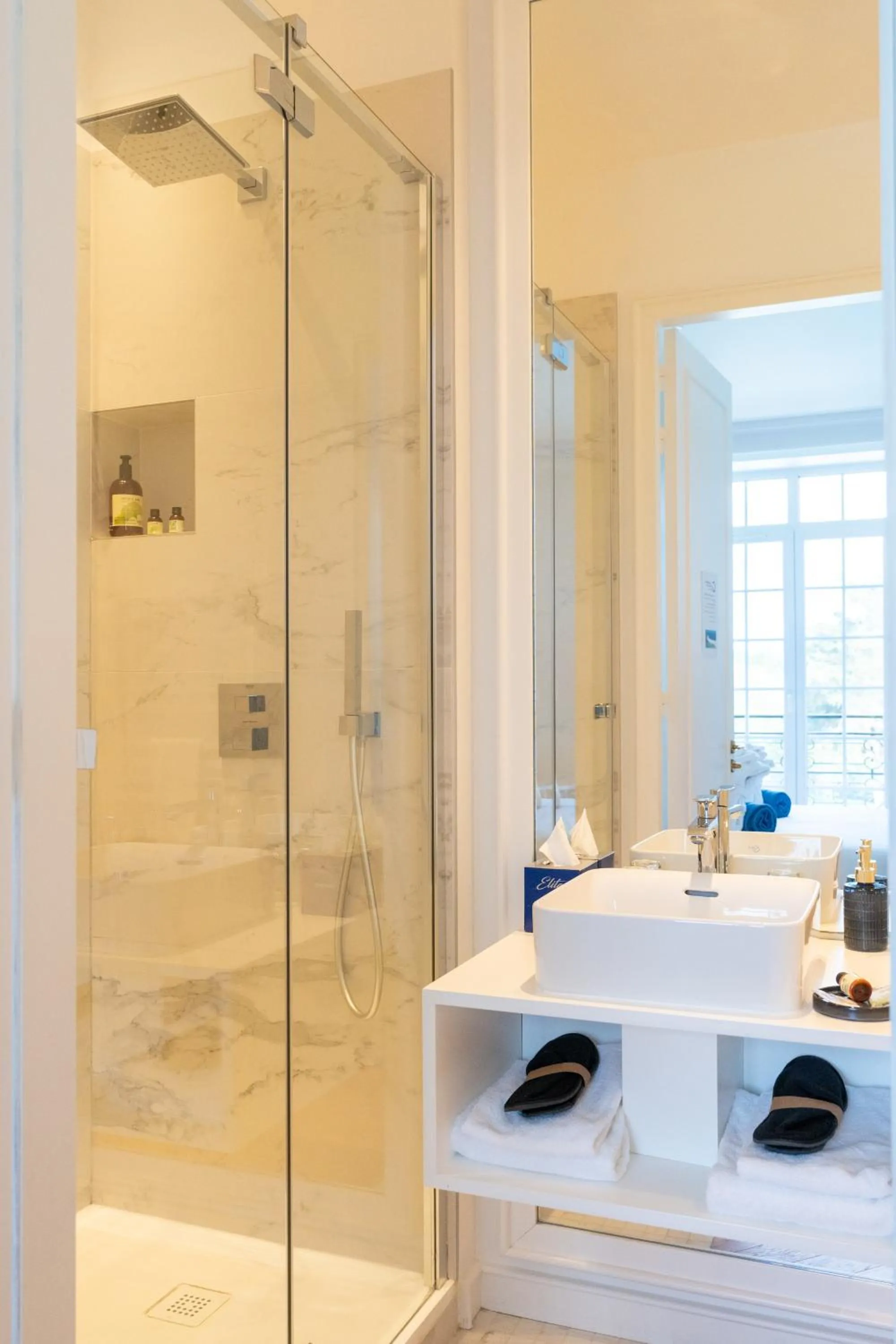 Shower in Les Garennes - Hôtel Spa Bénodet